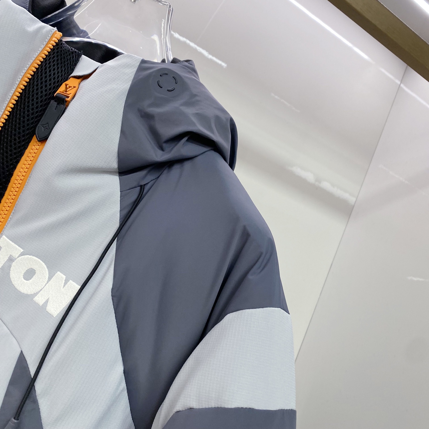 特级羽绒⬆️LOUIS VUITTON LV3390秋冬新款SKI滑雪系列灰色潮流长袖连帽拉链羽绒服.E