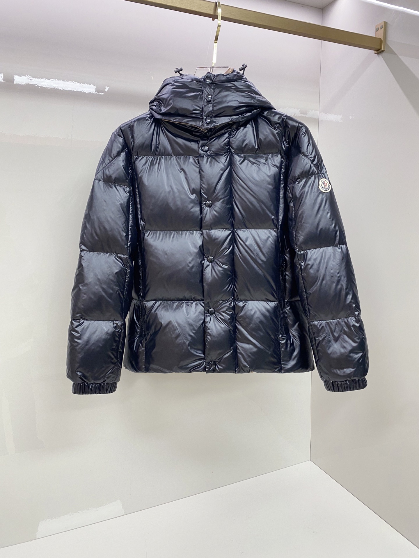 NO:691972,Special down Moncler [star style] men's black gold Parana hooded short down jacket. (Filling monster, this ultra-high duck down filling, the filling weight is enough to fill a long style) Choose it if you are afraid of the cold, girls who like the OS version can also choose it. It is fuller than the pure black gold filling of the pure women's model. The original version is purchased and developed, and the original replacement fabric and original matching hardware are included.  The Parana down jacket for men is inspired by the Italian Paninaro subculture of the 1980s and reinterpreted in a modern style, classic yet fashionable. Product details The Parana down jacket has an eye-catching glossy texture. This short down jacket is made of nylon laqué fabric, which is lightweight, warm, airy and comfortable. The thermal design has a removable hood to easily cope with all weather conditions. Details Made of nylon laqué fabric Nylon laqué lining Filled with down Removable and adjustable hood  Zipper and snap closure Zipper pockets Drawstring hem Size1-5 Black gold/olive green/brown/couple style,,jackets & coats,jackets & coats,down jacket,hats,19860909特级羽绒Moncler【明星同款】男黑金Parana连帽短款羽绒夹克外套.（填充怪物,此款超高鸭绒填充,填充克重足矣填充一件长款了)怕冷的选它,喜欢OS版型的女生也可以选它.比纯女款黑金填充更佳饱满. 原版购入开发,原厂替换面料原厂配套五金. Parana男士羽绒夹克的设计灵感源自八十年代的意大利Paninaro亚文化风潮,并以现代风格重新演绎,经典而不失时尚. 商品详情 Parana羽绒夹克呈现瞩目光泽质感.这款短款羽绒服采用nylon laqué面料制成,轻便保暖、通透舒适.保暖设计,设有可拆卸兜帽,轻松应对各种天气条件. 细节 采用nylon laqué面料制成 Nylon laqué衬里 填充羽绒 可拆卸可调节兜帽 拉链和按扣开合 拉链口袋 抽绳下摆 Size1-5 黑金/橄榄绿/棕色/情侣款,,jackets & coats,jackets & coats,down jacket,hats,,Men's clothing