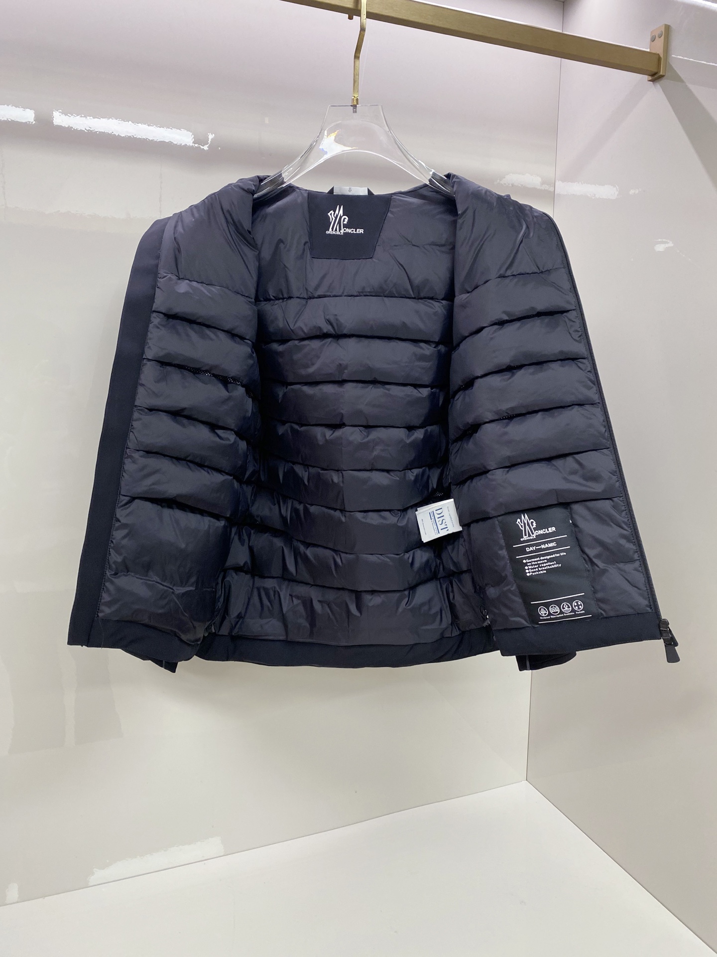 Moncler 羽绒服2025最新款时尚设计师款羽绒外套.处处细节显工艺足够的高级 结构性剪裁的设计改变