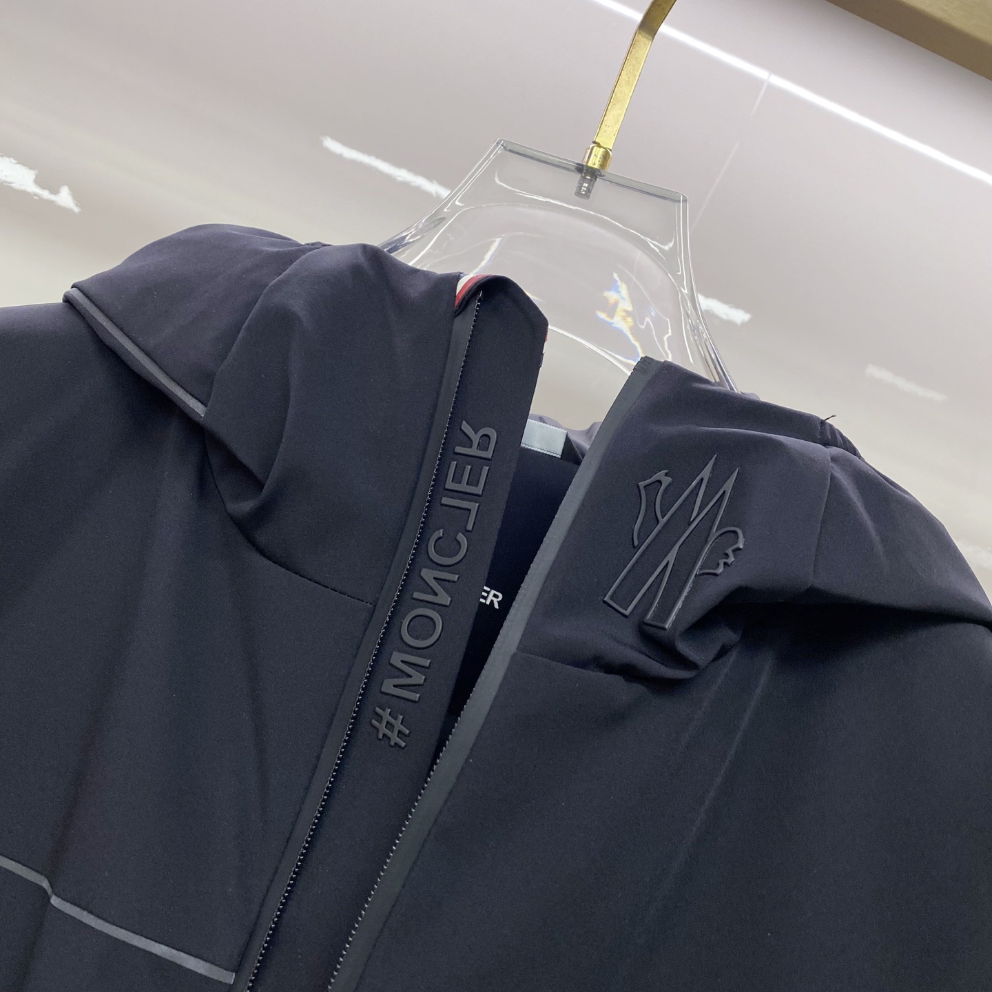Moncler 羽绒服2025最新款时尚设计师款羽绒外套.处处细节显工艺足够的高级 结构性剪裁的设计改变