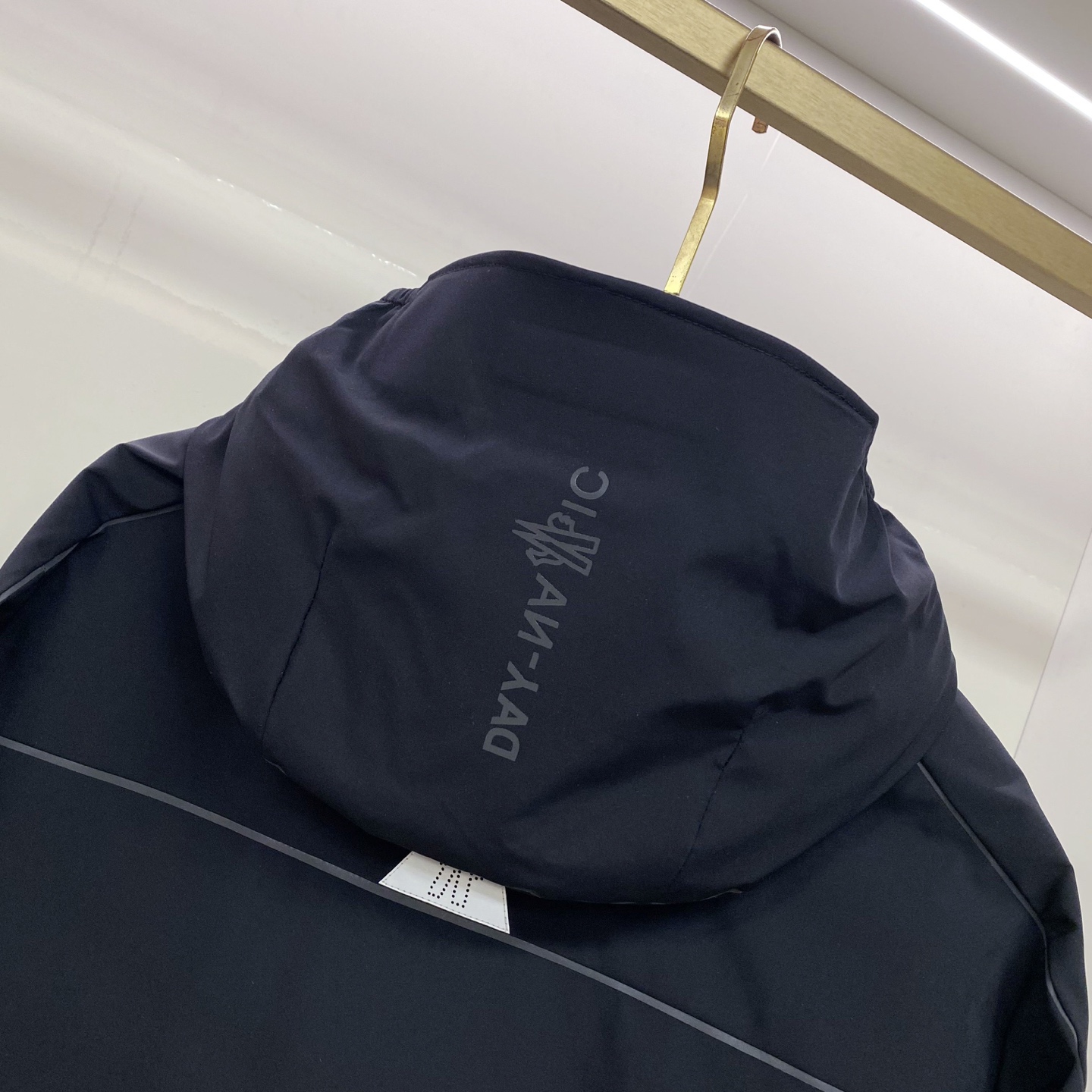 Moncler 羽绒服2025最新款时尚设计师款羽绒外套.处处细节显工艺足够的高级 结构性剪裁的设计改变