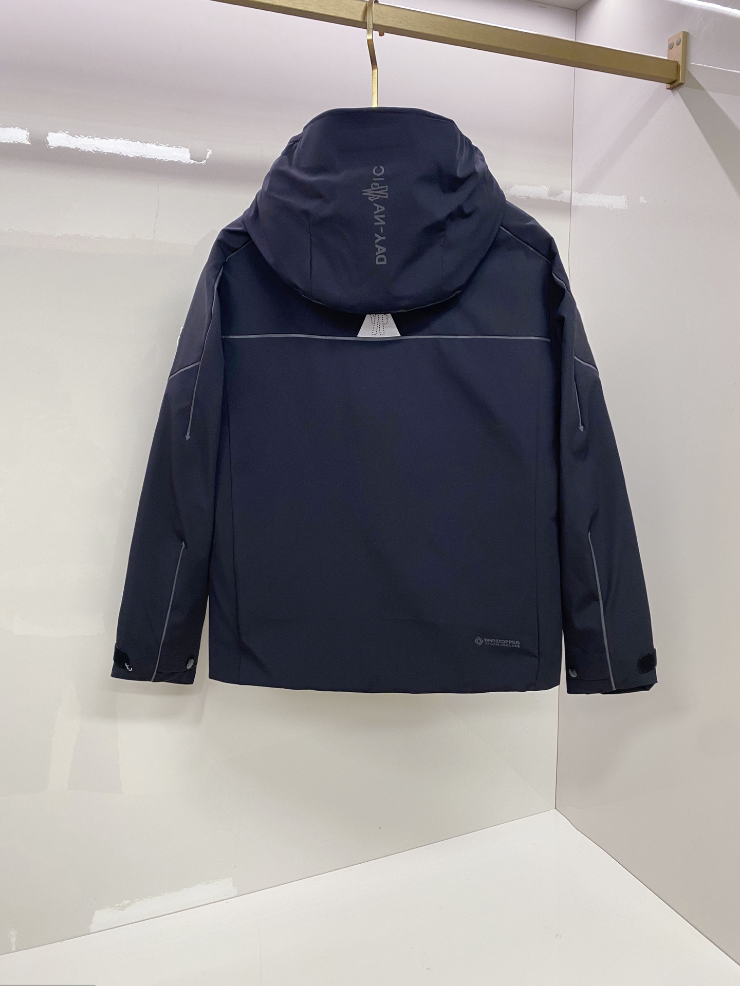 Moncler 羽绒服2025最新款时尚设计师款羽绒外套.处处细节显工艺足够的高级 结构性剪裁的设计改变