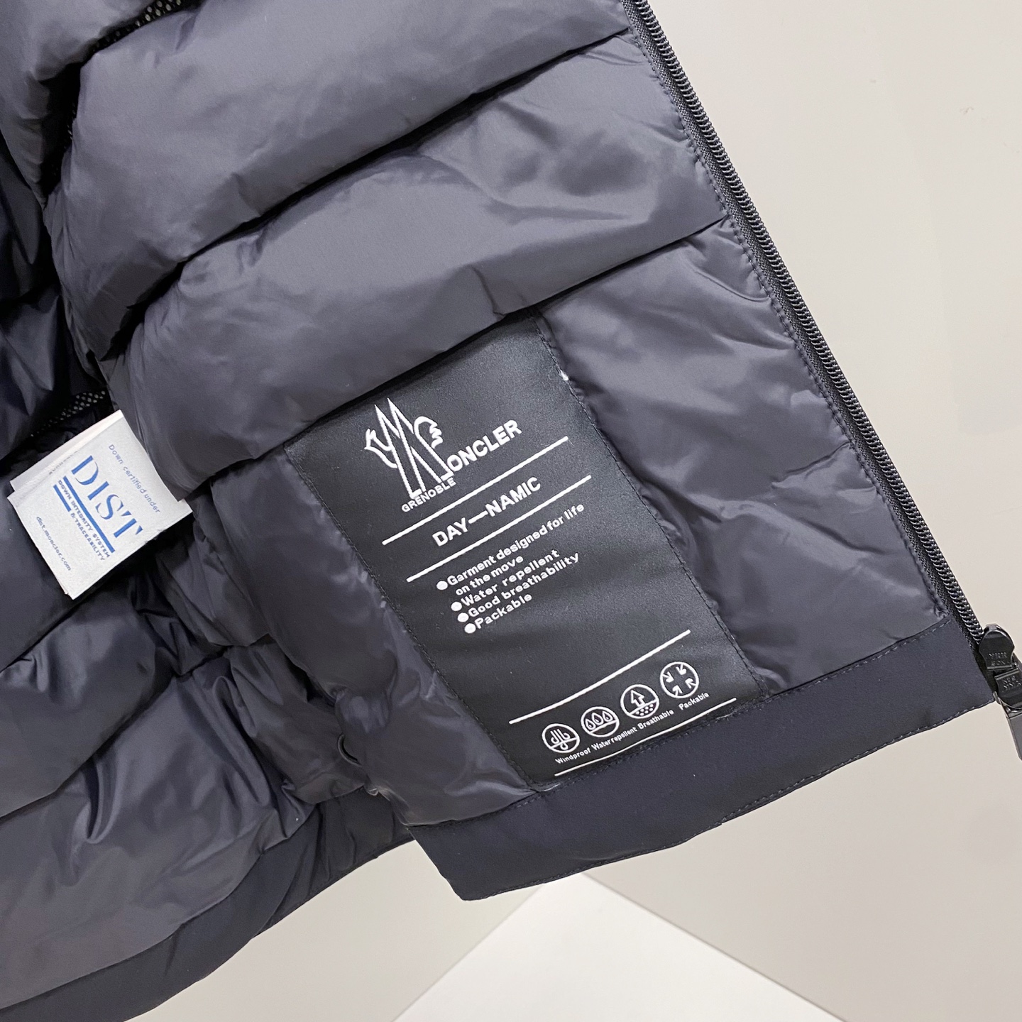 Moncler 羽绒服2025最新款时尚设计师款羽绒外套.处处细节显工艺足够的高级 结构性剪裁的设计改变