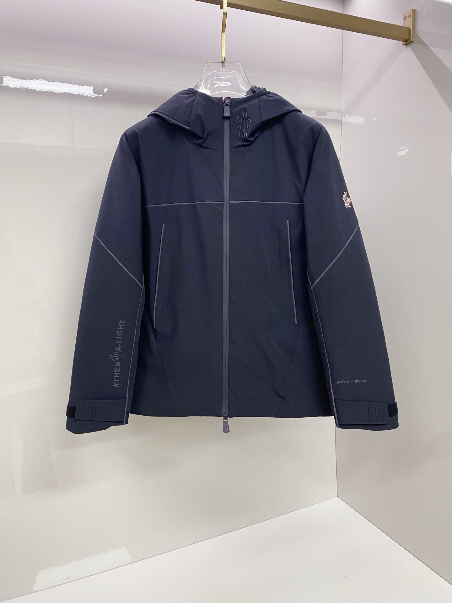 Moncler 羽绒服2025最新款时尚设计师款羽绒外套.处处细节显工艺足够的高级 结构性剪裁的设计改变