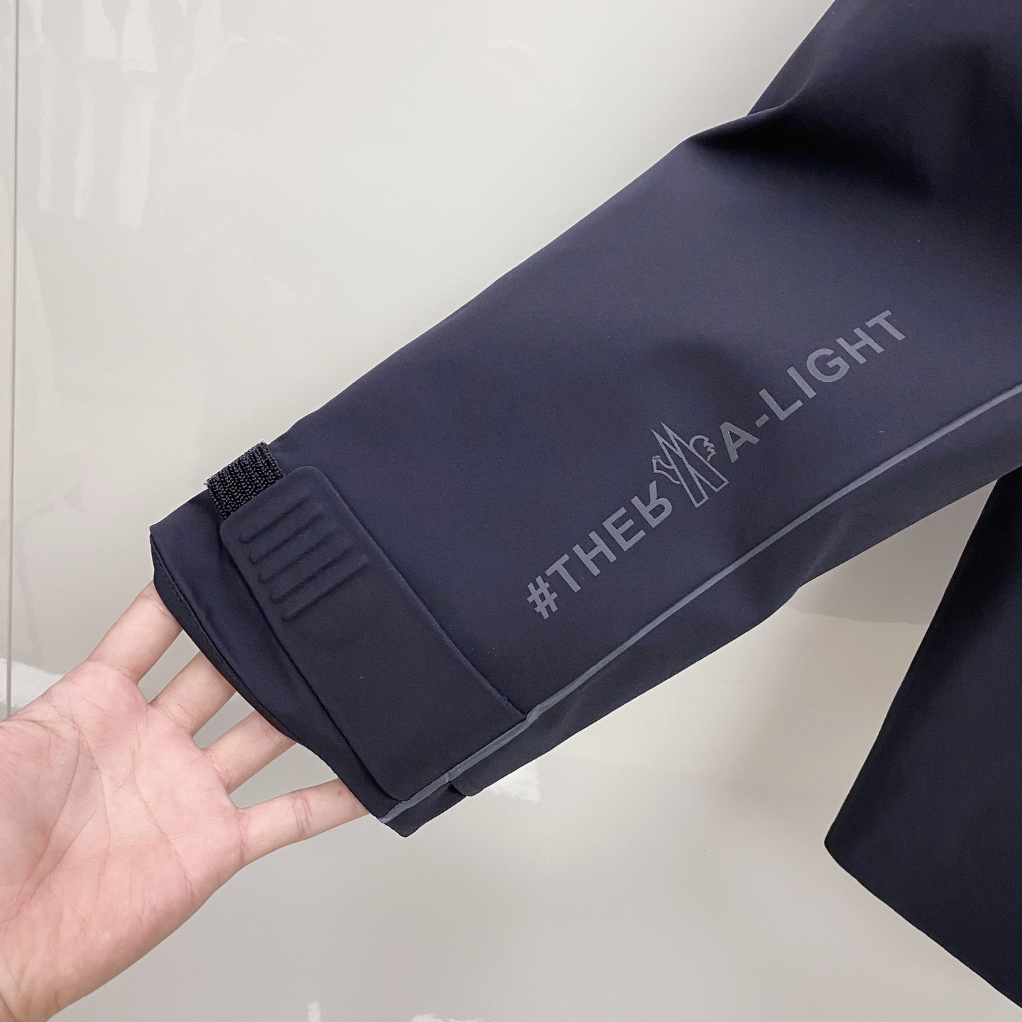 Moncler 羽绒服2025最新款时尚设计师款羽绒外套.处处细节显工艺足够的高级 结构性剪裁的设计改变