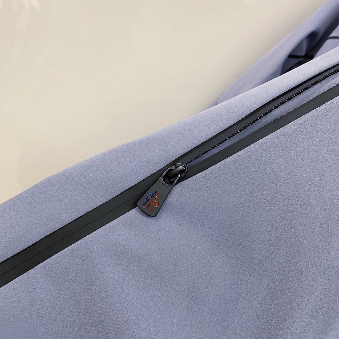 Moncler 羽绒服2025最新款时尚设计师款羽绒外套.处处细节显工艺足够的高级 结构性剪裁的设计改变