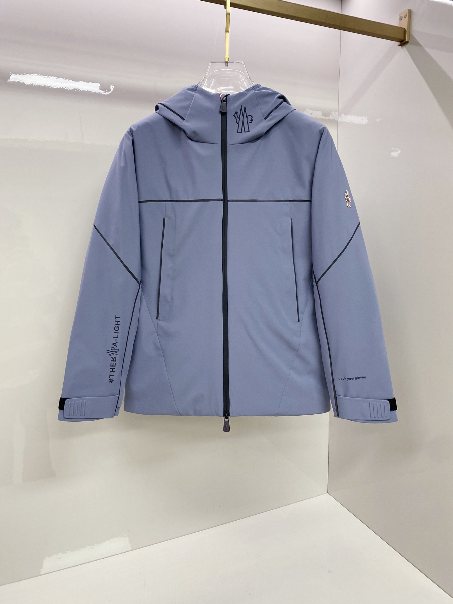 NO:692020,Moncler down jacket 2025 latest fashion designer down jacket. Every detail shows high-end craftsmanship. The design changes of structural tailoring show men's diverse image changes. They are slim and neat, and tailored to meet the current popular multi-layered outfits. Versatile styles for life. Code number 12345,, jackets & coats, down jacket,19860909Moncler 羽绒服2025最新款时尚设计师款羽绒外套.处处细节显工艺足够的高级 结构性剪裁的设计改变来展现男士多样的形象变化,修身利落、剪裁合体,满足时下正流行的多层次穿搭,生活百搭款式 码数12345,,jackets & coats,down jacket,,Men's clothing