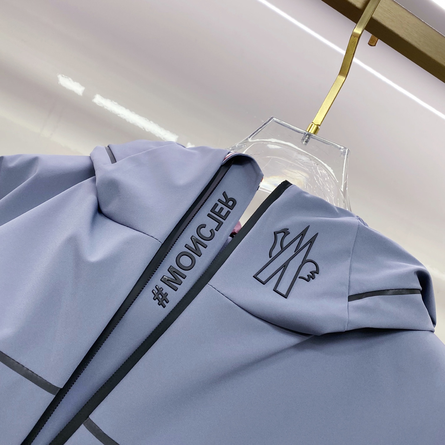 Moncler 羽绒服2025最新款时尚设计师款羽绒外套.处处细节显工艺足够的高级 结构性剪裁的设计改变