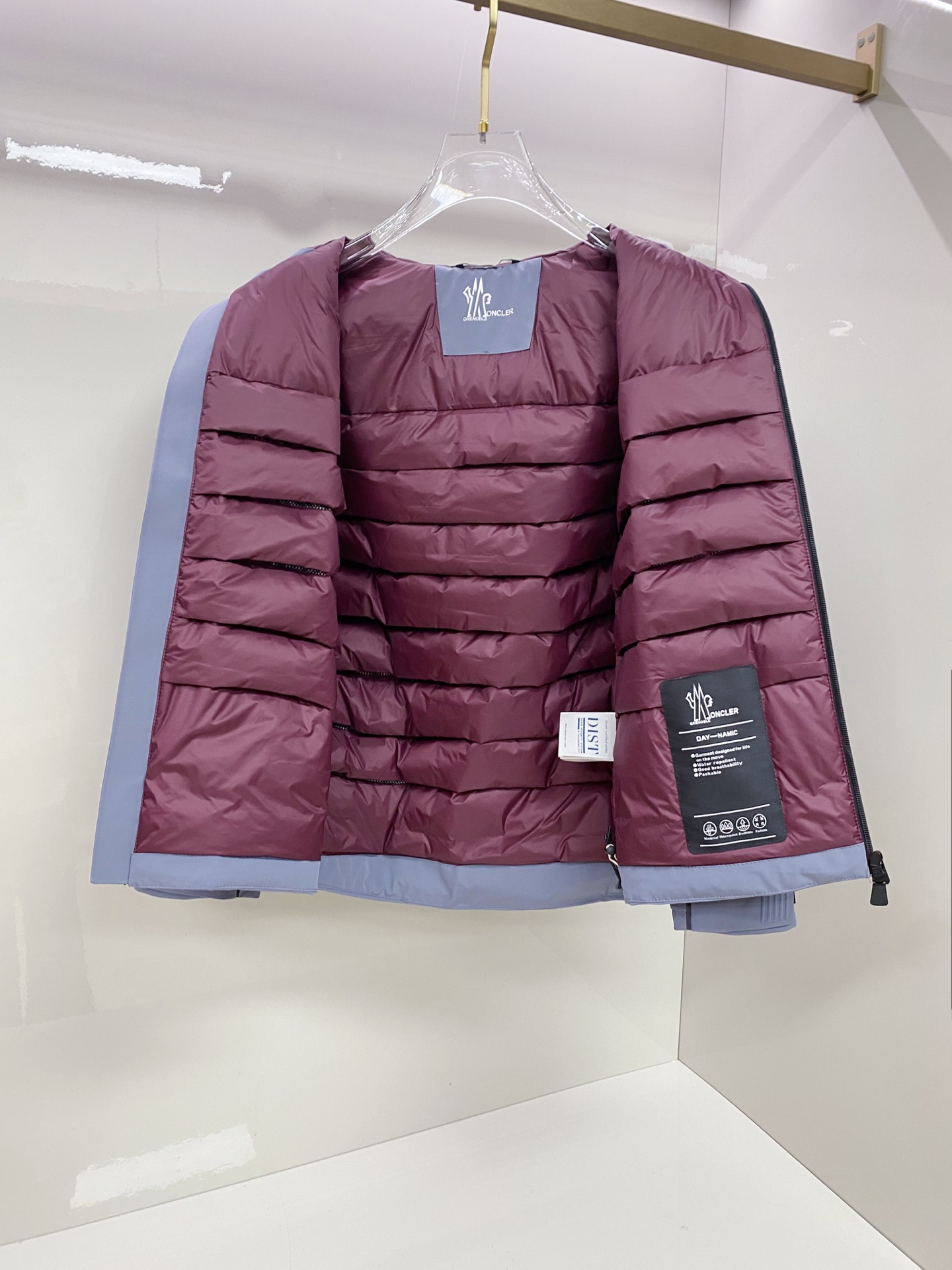 Moncler 羽绒服2025最新款时尚设计师款羽绒外套.处处细节显工艺足够的高级 结构性剪裁的设计改变