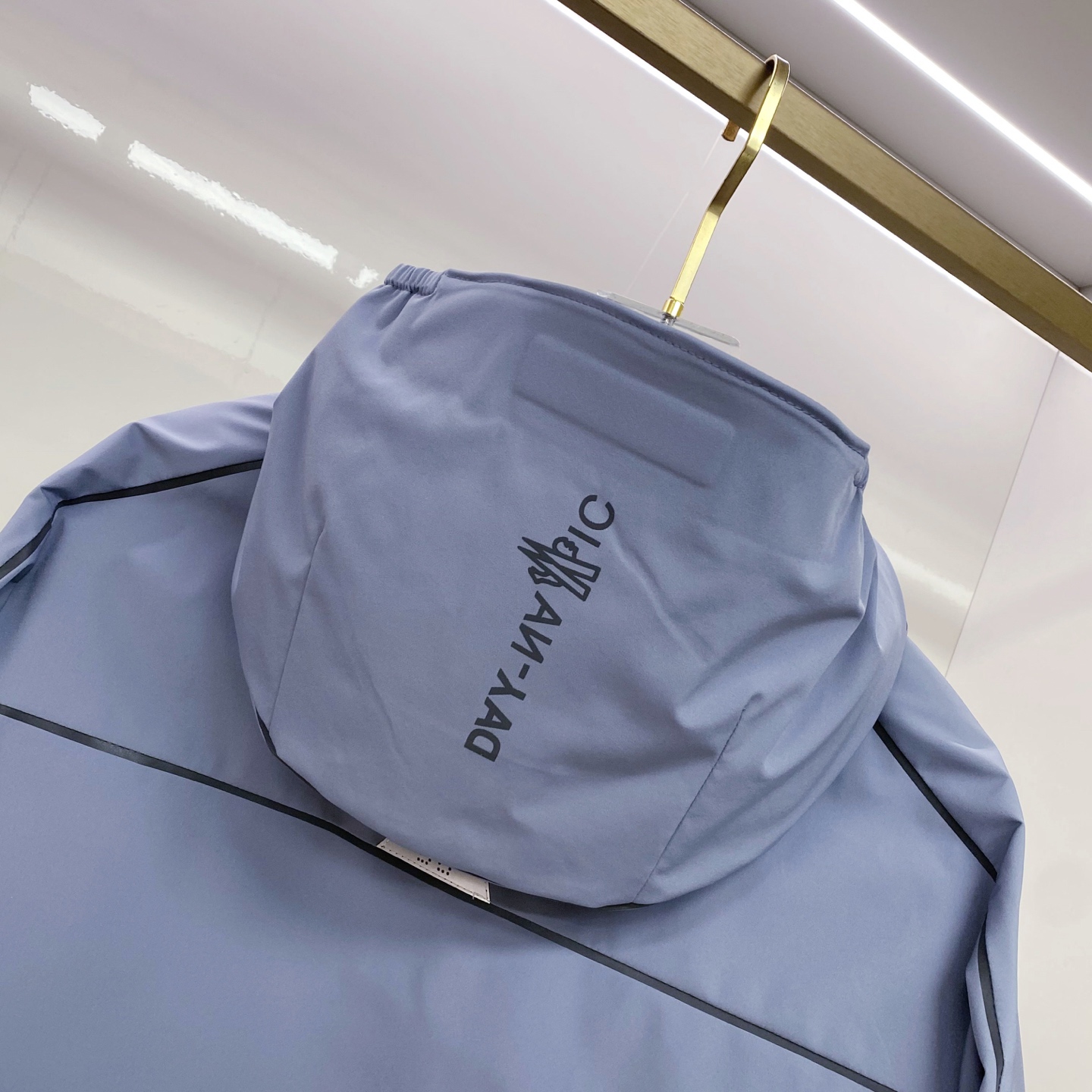 Moncler 羽绒服2025最新款时尚设计师款羽绒外套.处处细节显工艺足够的高级 结构性剪裁的设计改变