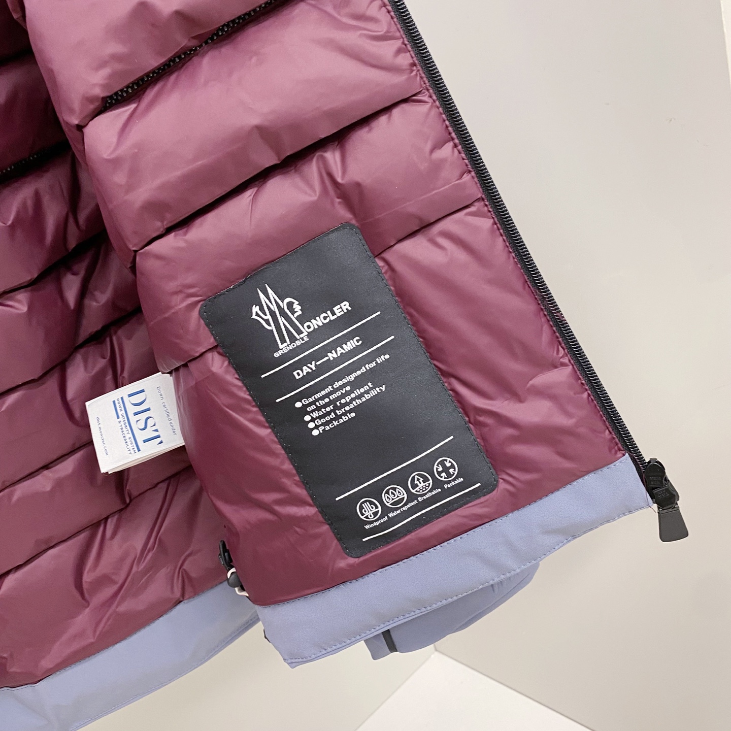 Moncler 羽绒服2025最新款时尚设计师款羽绒外套.处处细节显工艺足够的高级 结构性剪裁的设计改变