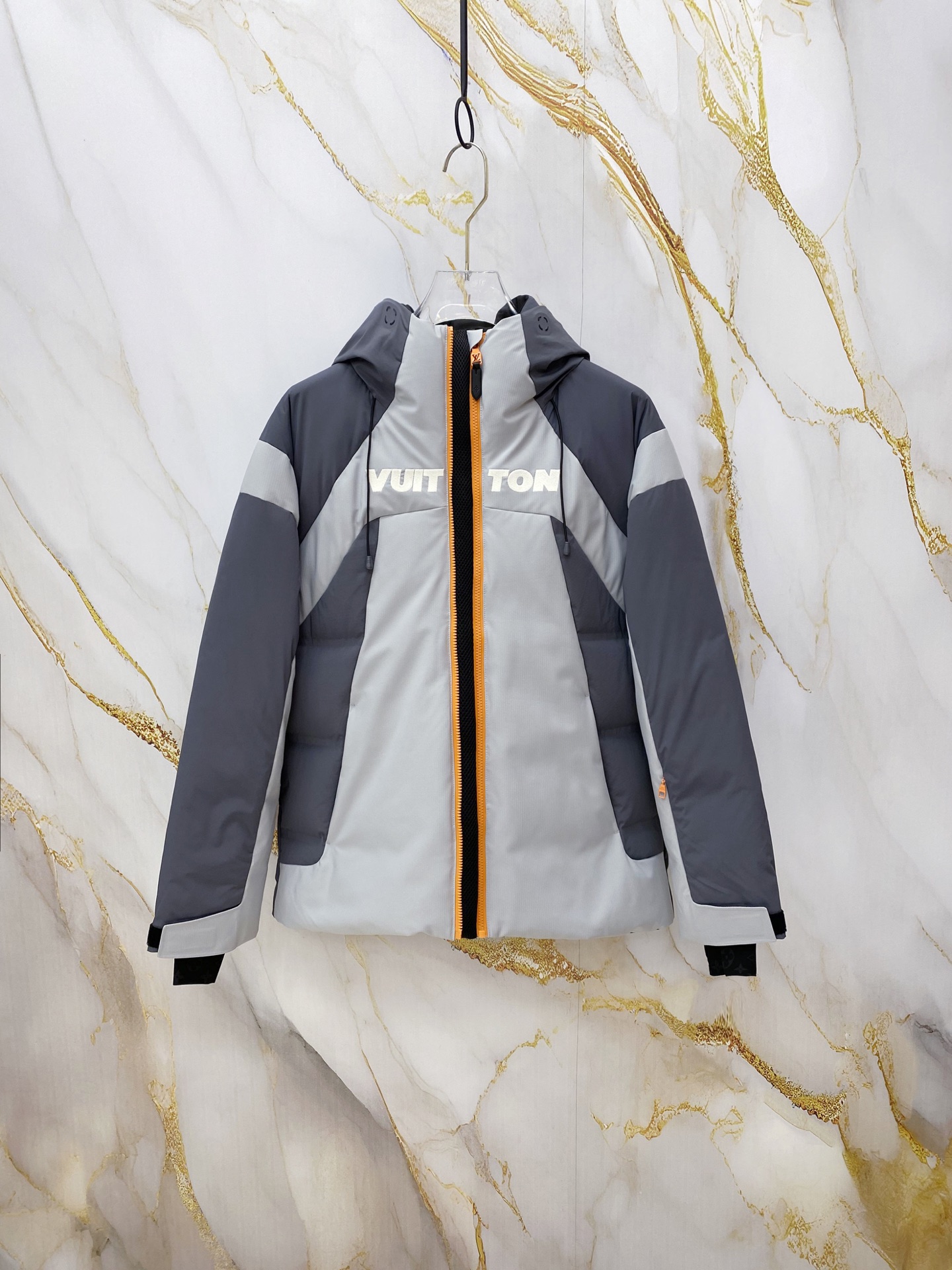 NO:712176,Special down LOUIS VUITTON LV3390 new autumn and winter SKI ski series gray trendy long-sleeved hooded zipper down jacket. Ecodown waterproof and warm fashionable new style. Extreme heavy work, too many small details. Popular push. (Quadruple lock velvet technology/seam taping/inner liner taping/double layer gall cloth/face technology lock velvet fabric)  This ski down jacket is distinguished by its anatomical design with quilted sections. Functional elements include internal gaiters, thumbholes and warm, lightweight Ecodown padding. This technical piece comes in a textured tone that pairs with the matching trousers and features the Vuitton logo on the chest and an orange Monogram flower on the back. Fabric 58 Polyamide, 25 Polyester, 11 Elastane, 4 Polyurethane, 2 Spandex Color Volcanic Gray Vuitton embroidered on the chest  Logo Contrast quilted Monogram flower on the back Technical jersey leggings with Monogram pattern on the inside Technical jersey cuffs with Monogram pattern and thumbholes Zipper closure and natural cowhide leather pulls Waterproof, windproof and extremely warm Waterproof bonded seams Internal details with woven graphic and list of technical features Waterproof two-way front zip Internal mesh detail with second internal zip for ventilation  Waterproof, mesh lining and zippered openings under the arms Hidden waterproof ski pass pocket on the left sleeve Two waterproof side pockets Two internal mesh pockets for goggles Adjustable hood, waist and cuffs Ecodown padding, made from recycled polyester, easy to maintain and high performance for warmth, lightness and insulation Made in Italy Regular fit To maintain the quality of this garment, we recommend you follow the care instructions below Do not wash Do not bleach Do not line dry Do not iron Professional dry cleaning  Dry clean inside and outside and in the net Size48-56 volcanic ash couple style,,louis vuitton,louis vuitton,jackets & coats,down jacket,cowhide,hats,19860909特级羽绒LOUIS VUITTON LV3390秋冬新款SKI滑雪系列灰色潮流长袖连帽拉链羽绒服.Ecodown防水保暖时尚新款.极致重工,小细节真的太多了.爆款推送.(四重锁绒工艺/线缝压胶/内胆压胶/双层胆布/面科技锁绒面料) 这款滑雪羽绒夹克以其带有绗缝部分的解剖学设计而著称.功能元素包括内部绑腿、拇指孔和温暖、轻便的Ecodown 衬垫.这款高科技单品采用质色调,可与配套裤子搭配,胸前饰有 Vuitton 标志,背面饰有橙色Monogram 花朵. 面料58 聚酰胺,25 聚酯纤维,11弹性纤维,4 聚氨 酯,2氨纶 颜色火山灰 胸前绣有 Vuitton 标志 背面饰有撞色绗缝 Monogram 花朵 内侧饰有 Monogram 图案的高科技平纹针织紧身裤 高科技平纹针织袖口,饰有 Monogram 图案和拇指孔 拉链开合和天然牛皮拉头 防水、防风、极度保暖 防水粘合接缝 内部细节,带有编织图形和技术特性列表 防水双向正面拉链 内部网眼细节,带有第二个内部拉链,用于通风 腋下有防水、网眼衬里和拉链开口 左袖隐藏式防水滑雪通行证口袋 两个防水侧袋 两个用于护目镜的内网袋 可调节兜帽、腰部和袖口 Ecodown 衬垫,由 再生聚酯制成,易于维护,能够提供保暖、轻便和隔热等高性能 意大利创作 常规版型 为了保持此服装的质量,我们建议您遵守以下保养说明 请勿洗涤 不可漂白 请勿晾干 请勿熨烫 专业干洗 由内外和网内干洗 Size48-56火山灰 情侣款,,louis vuitton,louis vuitton,jackets & coats,down jacket,cowhide,hats,,Men's clothing