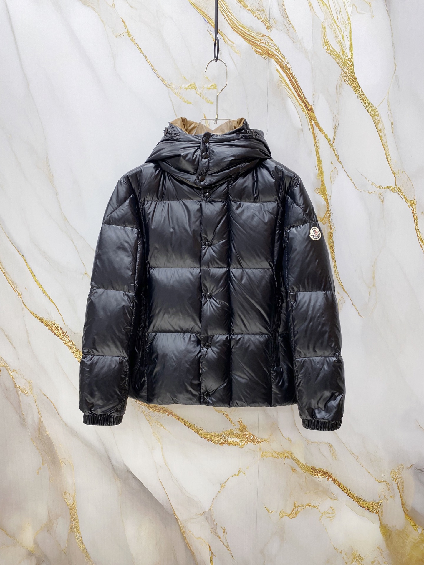 NO:712174,Special down Moncler [star style] men's black gold Parana hooded short down jacket. (Filling monster, this ultra-high duck down filling, the filling weight is enough to fill a long style) Choose it if you are afraid of the cold, girls who like the OS version can also choose it. It is fuller than the pure black gold filling of the pure women's model. The original version is purchased and developed, and the original replacement fabric and original matching hardware are included.  The Parana down jacket for men is inspired by the Italian Paninaro subculture of the 1980s and reinterpreted in a modern style, classic yet fashionable. Product details The Parana down jacket has an eye-catching glossy texture. This short down jacket is made of nylon laqué fabric, which is lightweight, warm, airy and comfortable. The thermal design has a removable hood to easily cope with all weather conditions. Details Made of nylon laqué fabric Nylon laqué lining Filled with down Removable and adjustable hood  Zipper and snap closure Zipper pockets Drawstring hem Size1-5 Black gold/olive green/brown/couple style,,jackets & coats,jackets & coats,down jacket,hats,19860909特级羽绒Moncler【明星同款】男黑金Parana连帽短款羽绒夹克外套.（填充怪物,此款超高鸭绒填充,填充克重足矣填充一件长款了)怕冷的选它,喜欢OS版型的女生也可以选它.比纯女款黑金填充更佳饱满. 原版购入开发,原厂替换面料原厂配套五金. Parana男士羽绒夹克的设计灵感源自八十年代的意大利Paninaro亚文化风潮,并以现代风格重新演绎,经典而不失时尚. 商品详情 Parana羽绒夹克呈现瞩目光泽质感.这款短款羽绒服采用nylon laqué面料制成,轻便保暖、通透舒适.保暖设计,设有可拆卸兜帽,轻松应对各种天气条件. 细节 采用nylon laqué面料制成 Nylon laqué衬里 填充羽绒 可拆卸可调节兜帽 拉链和按扣开合 拉链口袋 抽绳下摆 Size1-5 黑金/橄榄绿/棕色/情侣款,,jackets & coats,jackets & coats,down jacket,hats,,Men's clothing
