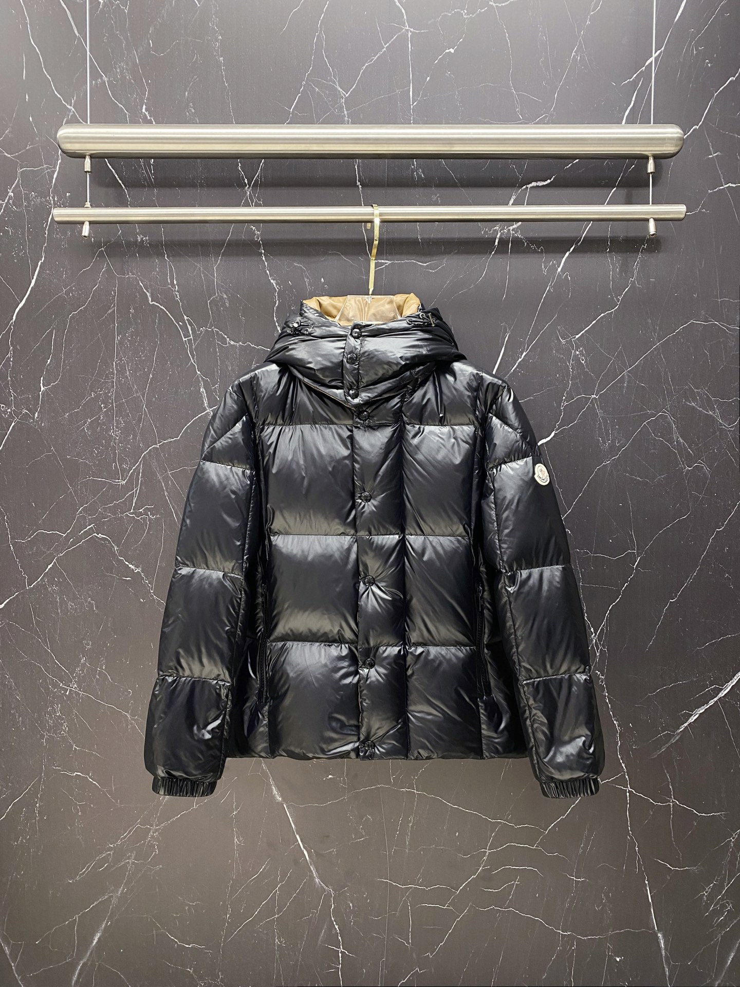 NO:691630,Special down Moncler [star style] men's black gold Parana hooded short down jacket. (Filling monster, this ultra-high duck down filling, the filling weight is enough to fill a long style) Choose it if you are afraid of the cold, girls who like the OS version can also choose it. It is fuller than the pure black gold filling of the pure women's model. The original version is purchased and developed, and the original replacement fabric and original matching hardware are included.  The Parana down jacket for men is inspired by the Italian Paninaro subculture of the 1980s and reinterpreted in a modern style, classic yet fashionable. Product details The Parana down jacket has an eye-catching glossy texture. This short down jacket is made of nylon laqué fabric, which is lightweight, warm, airy and comfortable. The thermal design has a removable hood to easily cope with all weather conditions. Details Made of nylon laqué fabric Nylon laqué lining Filled with down Removable and adjustable hood  Zipper and snap closure Zipper pockets Drawstring hem Size1-5 Black gold/olive green/brown/couple style,,jackets & coats,jackets & coats,down jacket,hats,19860909特级羽绒Moncler【明星同款】男黑金Parana连帽短款羽绒夹克外套.（填充怪物,此款超高鸭绒填充,填充克重足矣填充一件长款了)怕冷的选它,喜欢OS版型的女生也可以选它.比纯女款黑金填充更佳饱满. 原版购入开发,原厂替换面料原厂配套五金. Parana男士羽绒夹克的设计灵感源自八十年代的意大利Paninaro亚文化风潮,并以现代风格重新演绎,经典而不失时尚. 商品详情 Parana羽绒夹克呈现瞩目光泽质感.这款短款羽绒服采用nylon laqué面料制成,轻便保暖、通透舒适.保暖设计,设有可拆卸兜帽,轻松应对各种天气条件. 细节 采用nylon laqué面料制成 Nylon laqué衬里 填充羽绒 可拆卸可调节兜帽 拉链和按扣开合 拉链口袋 抽绳下摆 Size1-5 黑金/橄榄绿/棕色/情侣款,,jackets & coats,jackets & coats,down jacket,hats,,Men's clothing