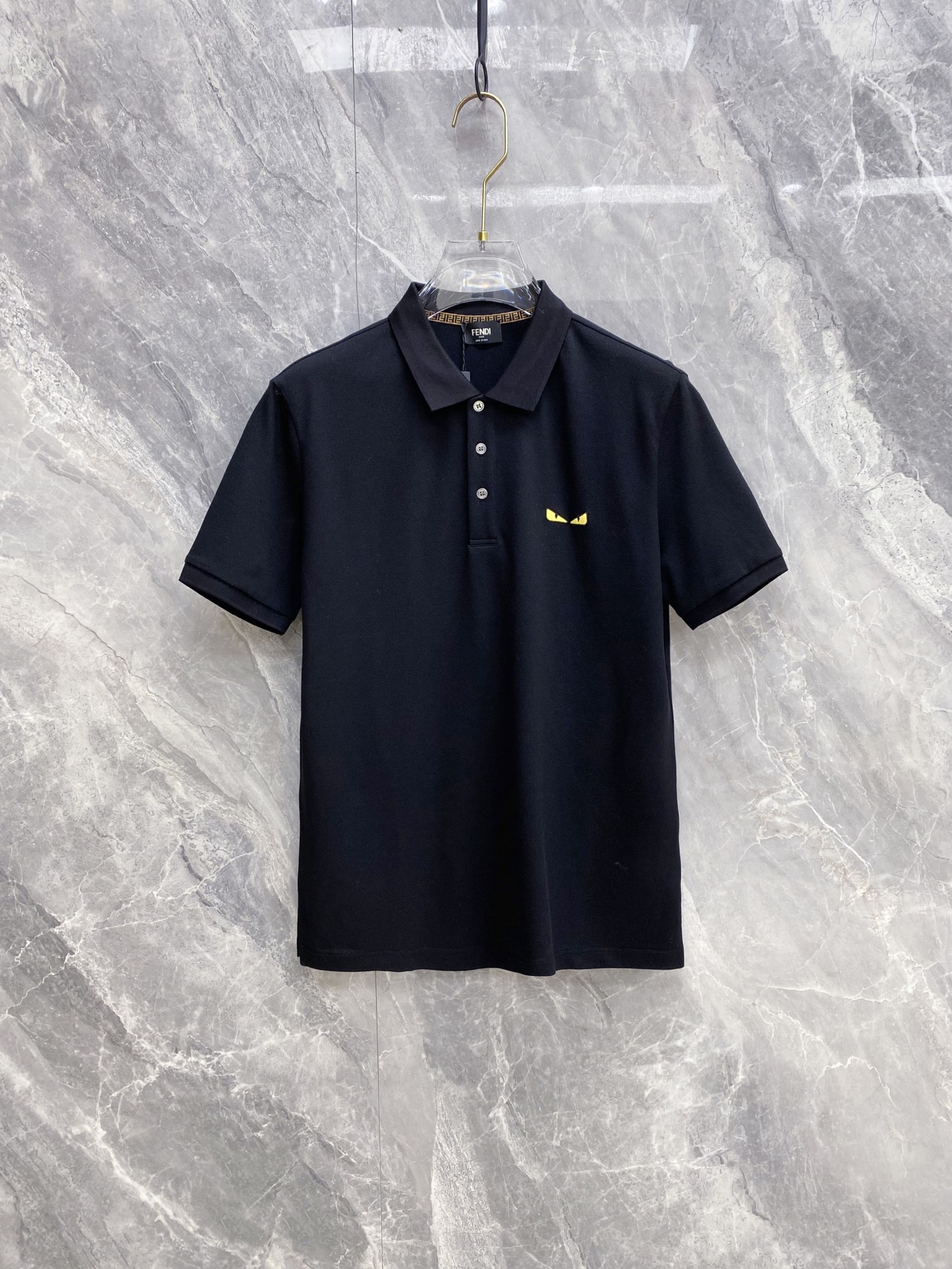 NO:773506,Fendi Fendi 2026ss new spring and summer new debut counter latest POLO shirt high-end custom design avant-garde fashion!  The brand logo is designed with heavy craftsmanship. High-end customized 230g fabric. Soft to the touch. Comfortable to wear. Exquisite stitching at the counter level. Fine workmanship. The upper body effect is incomparably handsome!  A must-have item for a stylish man!  Color Black White Size M-3XL,,fendi,fendi,19860909Fendi 芬迪 2026ss春夏新款首发专柜最新POLO衫 高端订制 设计前卫时尚！品牌logo重工艺设计 高端定制230克面料.手感柔软.穿着舒适.专柜级别精致车线.做工精细.上身效果无敌帅气！型男必备单品！ 颜色黑色 白色 码数M-3XL,,fendi,fendi,,Men's clothing