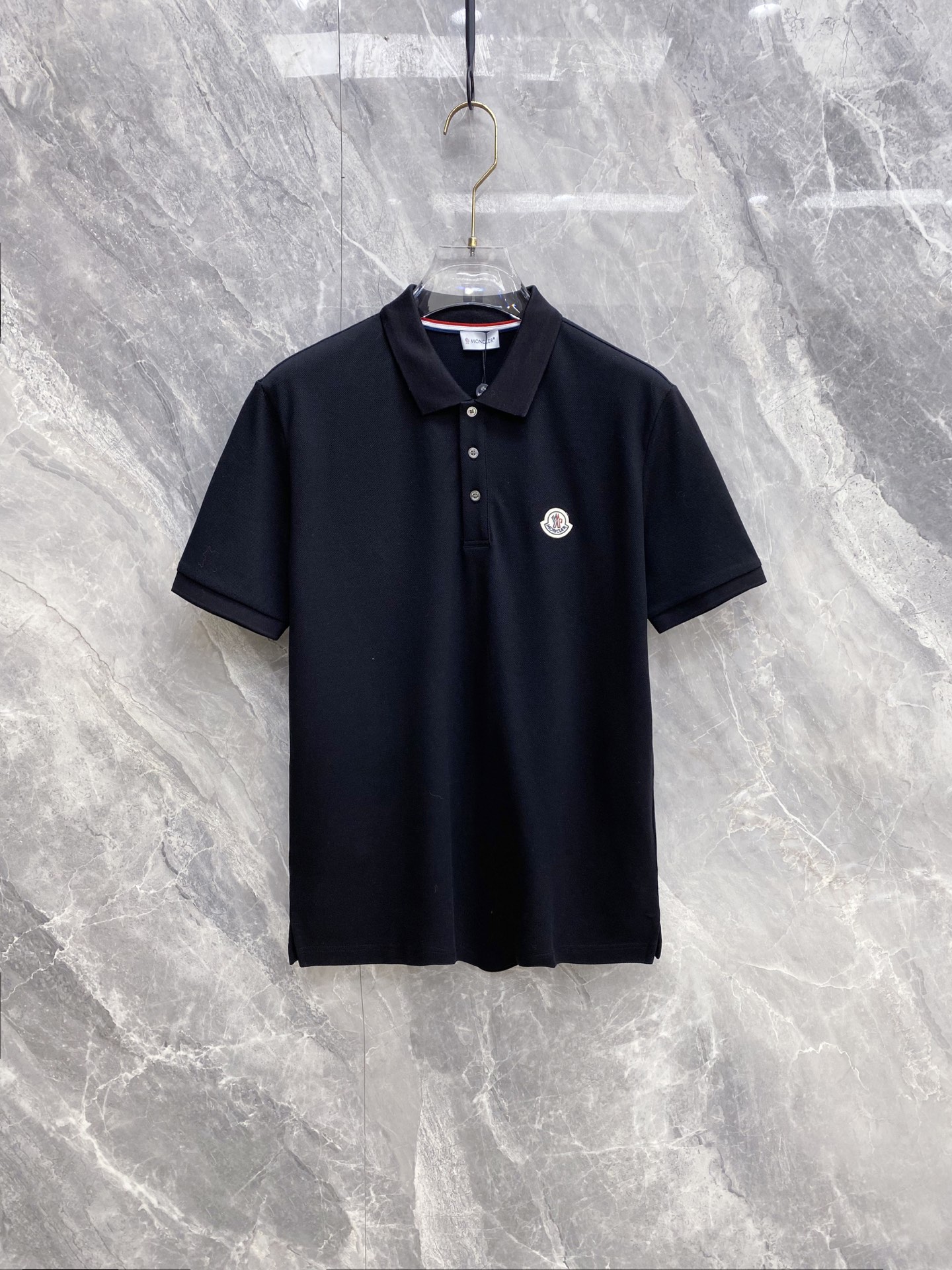 NO:773530,Moncler 2026ss spring and summer new debut counter latest POLO shirt, high-end custom design, avant-garde and fashionable!  The brand logo is designed with heavy craftsmanship. High-end customized 230g fabric. Soft to the touch. Comfortable to wear. Exquisite stitching at the counter level. Fine workmanship. The upper body effect is incomparably handsome!  A must-have item for a stylish man!  Color Black White Size M-3XL,,Moncler,19860909Moncler 蒙口 2026ss春夏新款首发专柜最新POLO衫 高端订制 设计前卫时尚！品牌logo重工艺设计 高端定制230克面料.手感柔软.穿着舒适.专柜级别精致车线.做工精细.上身效果无敌帅气！型男必备单品！ 颜色黑色 白色 码数M-3XL,,Moncler,,Men's clothing