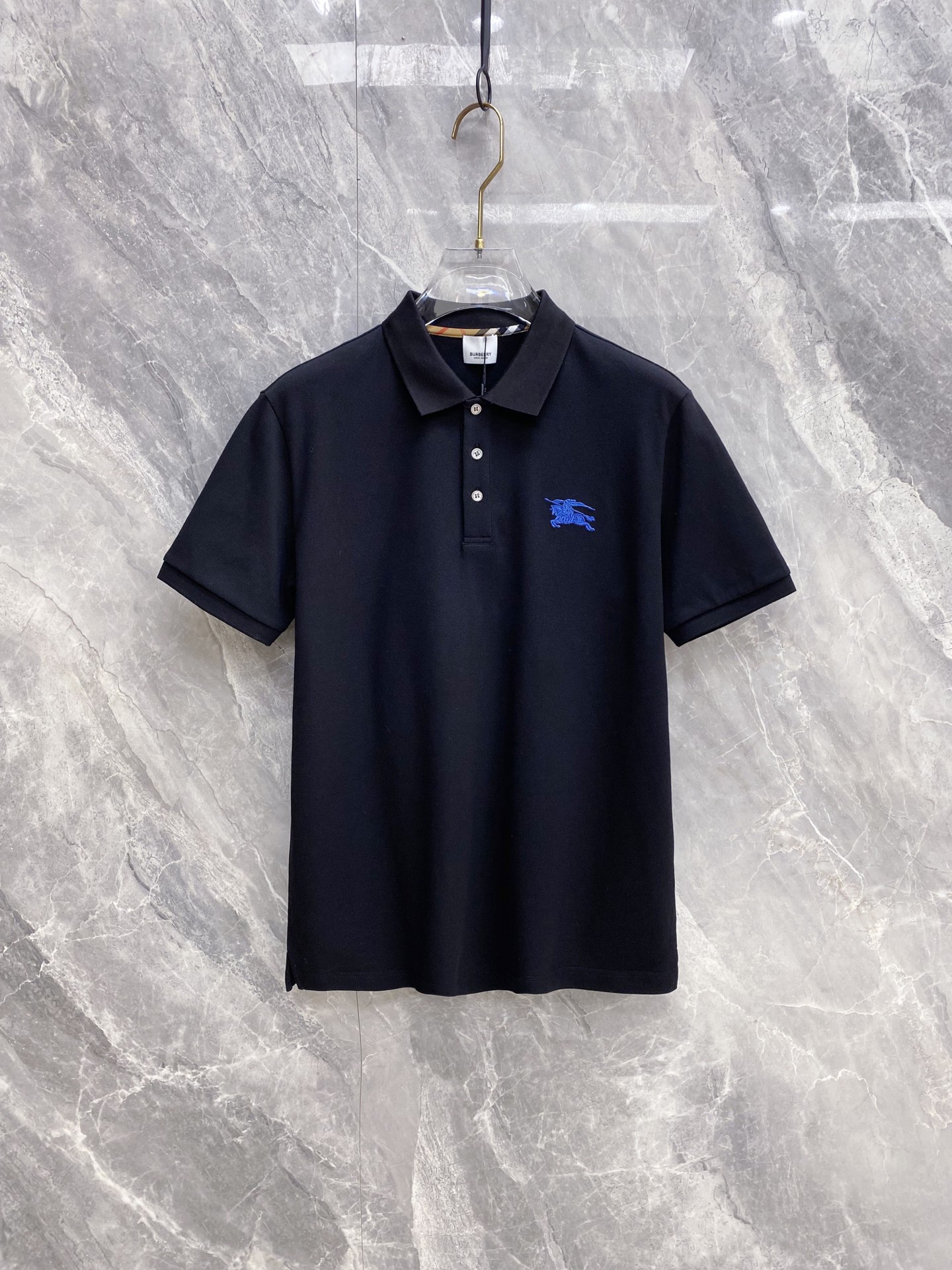 NO:773512,Burberry 2026ss new spring and summer new debut counter latest POLO shirt high-end custom design avant-garde fashion!  The brand logo is designed with heavy craftsmanship. High-end customized 230g fabric. Soft to the touch. Comfortable to wear. Exquisite stitching at the counter level. Fine workmanship. The upper body effect is incomparably handsome!  A must-have item for a stylish man!  Color Black White Size M-3XL,,burberry,burberry,19860909Burberry 巴宝莉 2026ss春夏新款首发专柜最新POLO衫 高端订制 设计前卫时尚！品牌logo重工艺设计 高端定制230克面料.手感柔软.穿着舒适.专柜级别精致车线.做工精细.上身效果无敌帅气！型男必备单品！ 颜色黑色 白色 码数M-3XL,,burberry,burberry,,Men's clothing