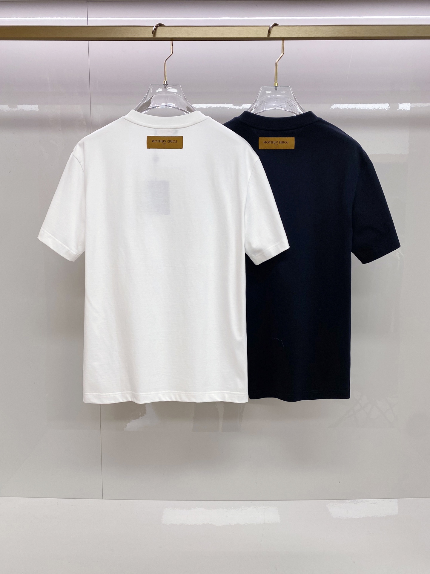 LV 2026ss 春夏新款首发专柜最新款短袖圆领T恤 高端订制 设计前卫时尚！品牌logo重工艺设计 