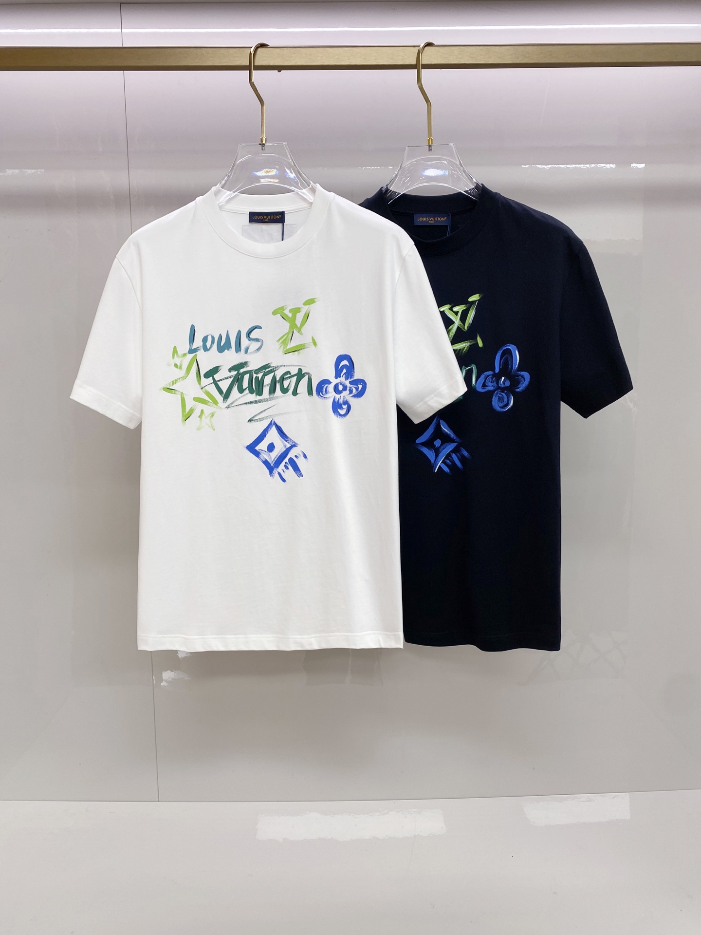 LV 2026ss 春夏新款首发专柜最新款短袖圆领T恤 高端订制 设计前卫时尚！品牌logo重工艺设计 