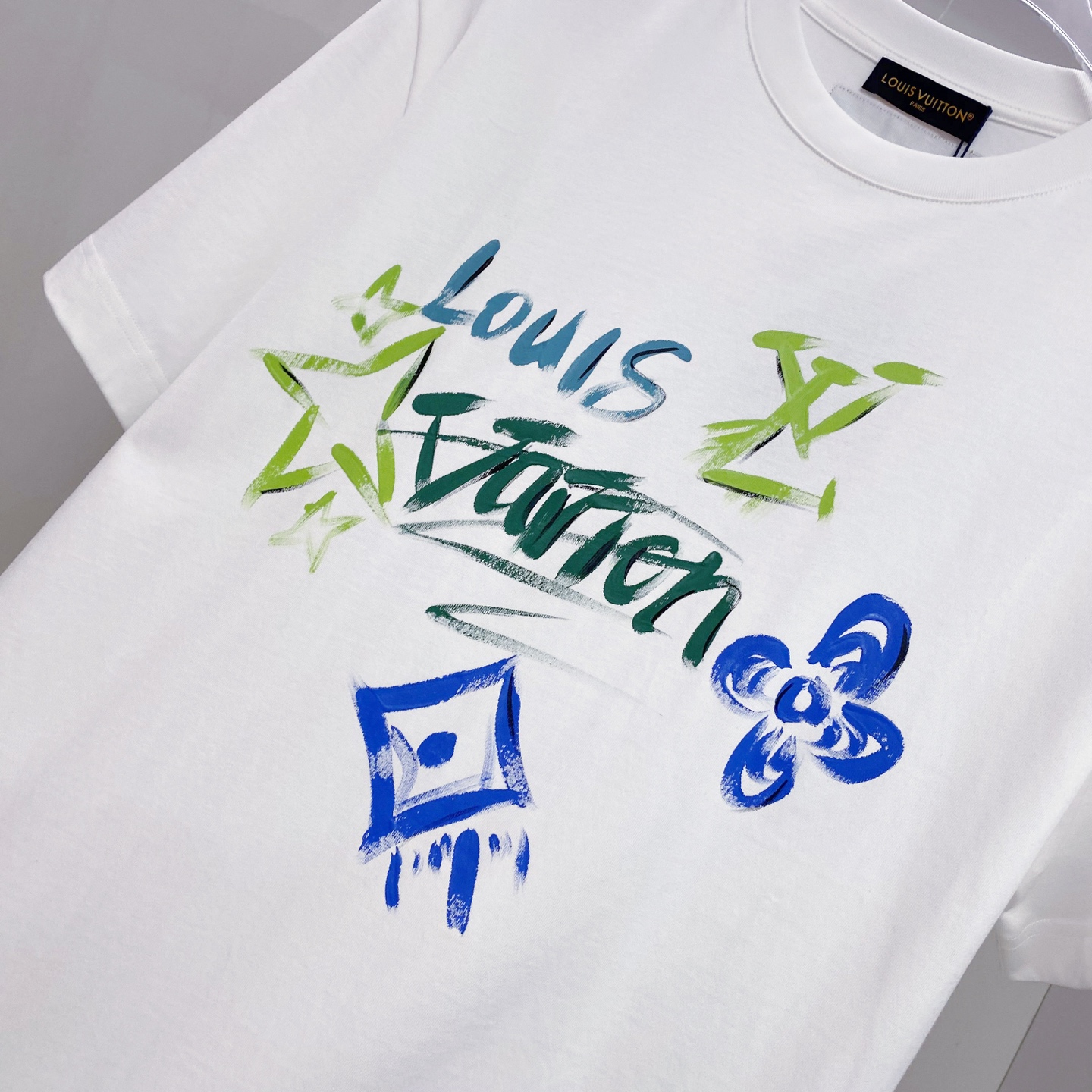 LV 2026ss 春夏新款首发专柜最新款短袖圆领T恤 高端订制 设计前卫时尚！品牌logo重工艺设计 