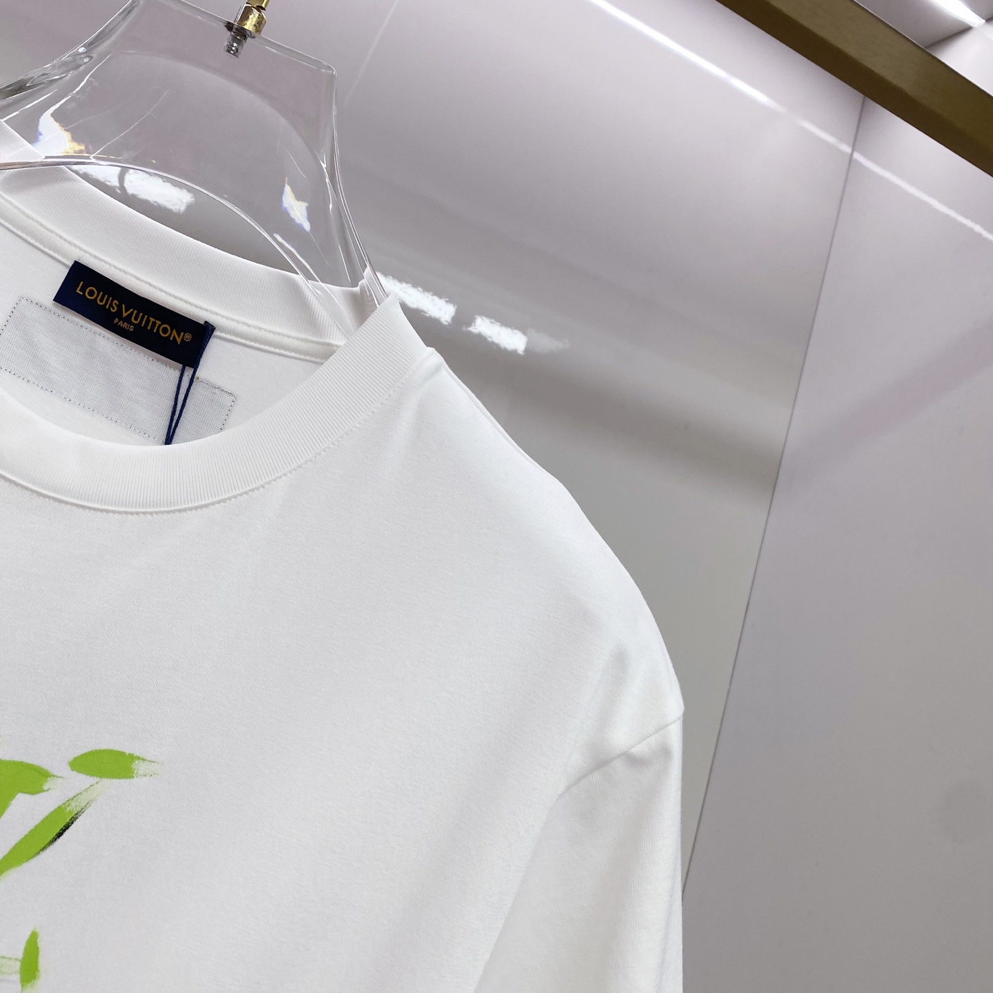 LV 2026ss 春夏新款首发专柜最新款短袖圆领T恤 高端订制 设计前卫时尚！品牌logo重工艺设计 