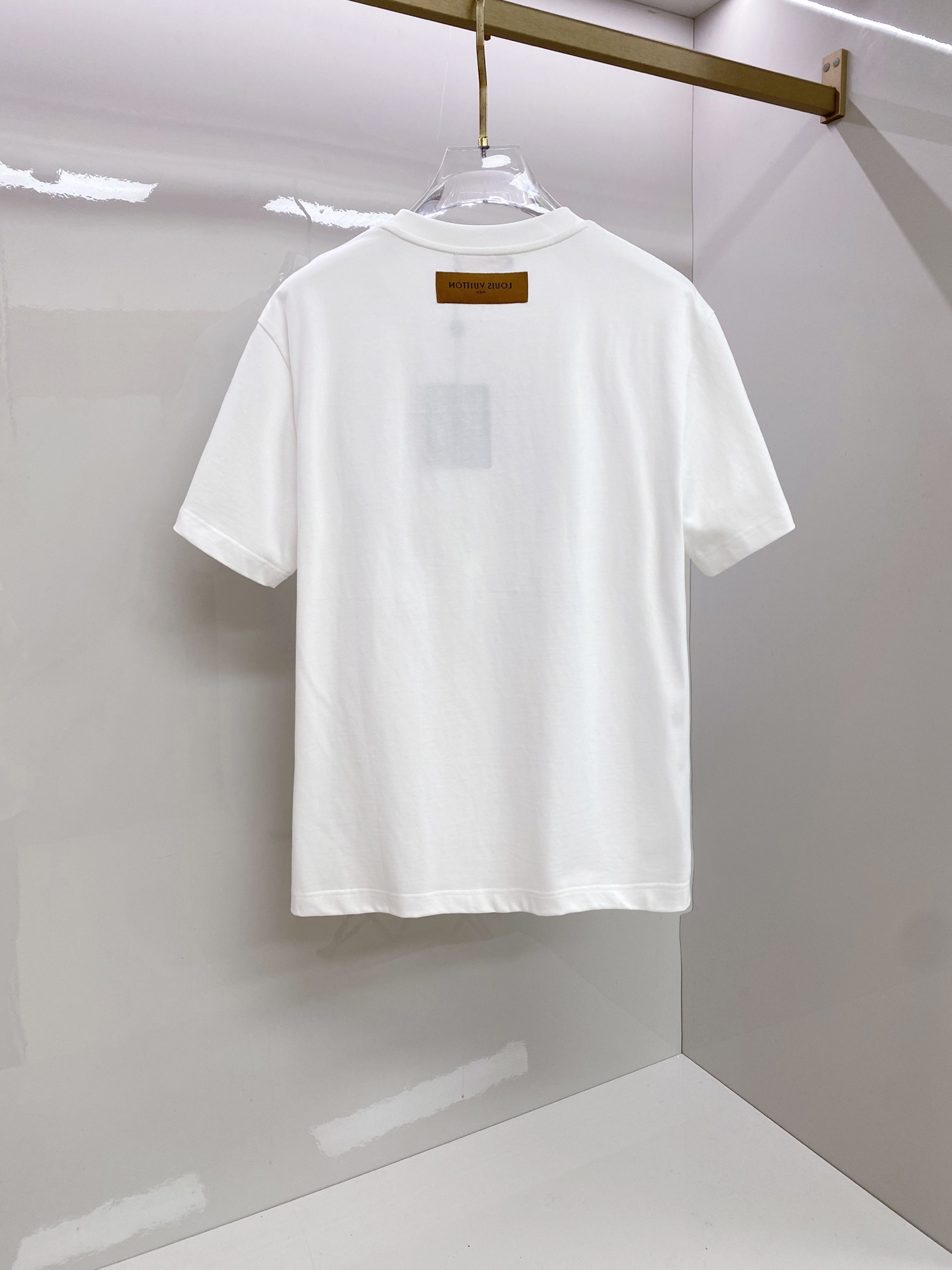 LV 2026ss 春夏新款首发专柜最新款短袖圆领T恤 高端订制 设计前卫时尚！品牌logo重工艺设计 