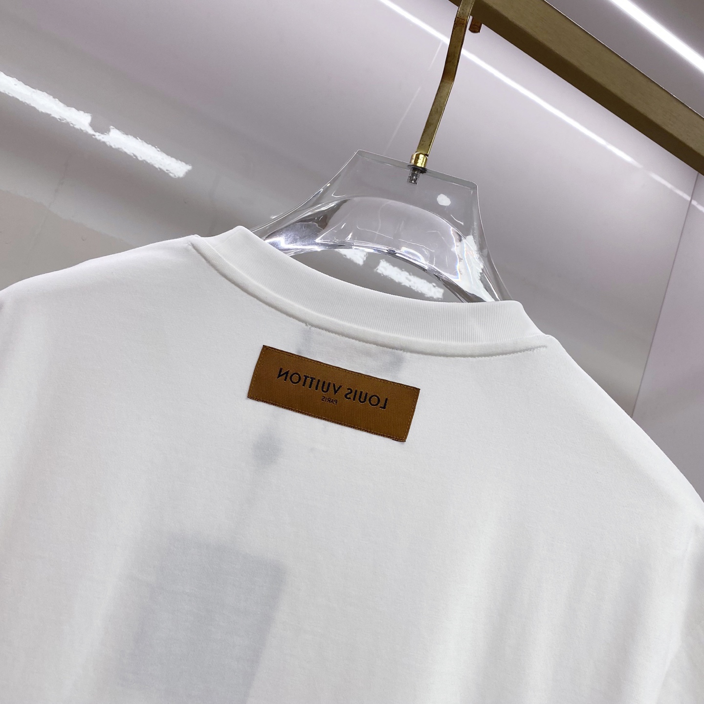 LV 2026ss 春夏新款首发专柜最新款短袖圆领T恤 高端订制 设计前卫时尚！品牌logo重工艺设计 