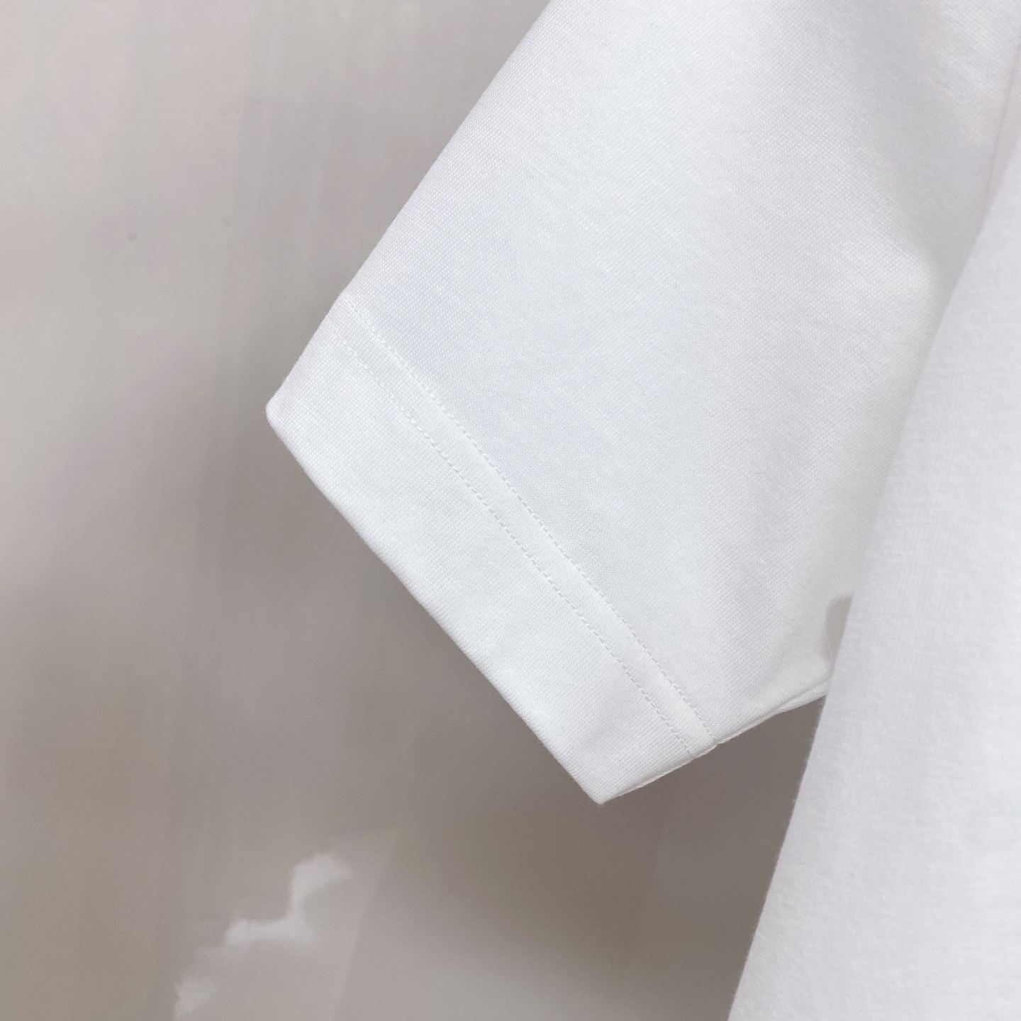 LV 2026ss 春夏新款首发专柜最新款短袖圆领T恤 高端订制 设计前卫时尚！品牌logo重工艺设计 