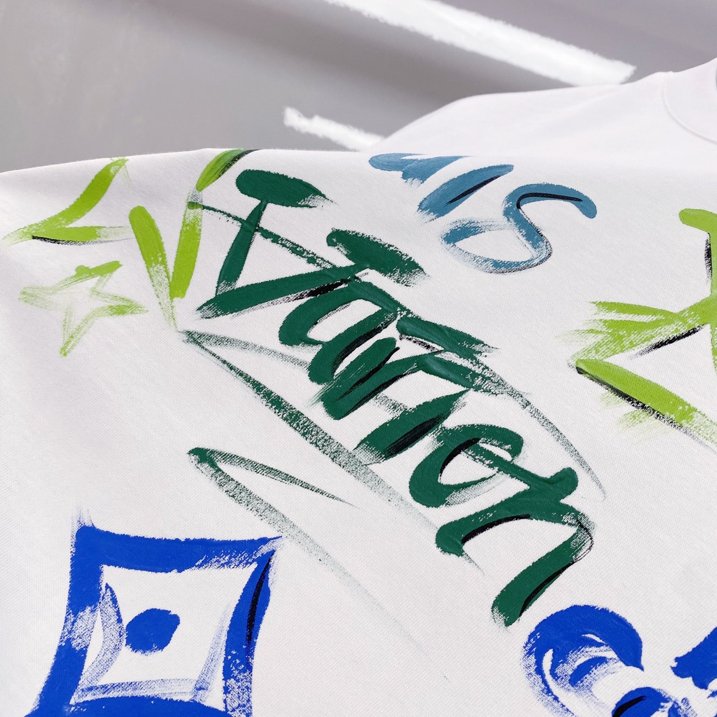 LV 2026ss 春夏新款首发专柜最新款短袖圆领T恤 高端订制 设计前卫时尚！品牌logo重工艺设计 