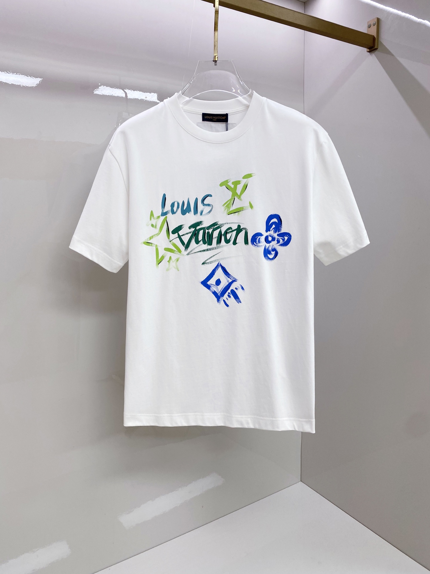 LV 2026ss 春夏新款首发专柜最新款短袖圆领T恤 高端订制 设计前卫时尚！品牌logo重工艺设计 