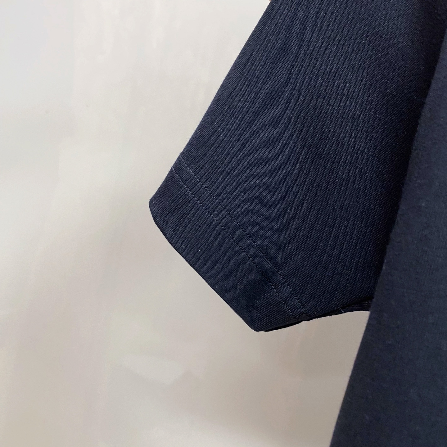 LV 2026ss 春夏新款首发专柜最新款短袖圆领T恤 高端订制 设计前卫时尚！品牌logo重工艺设计 