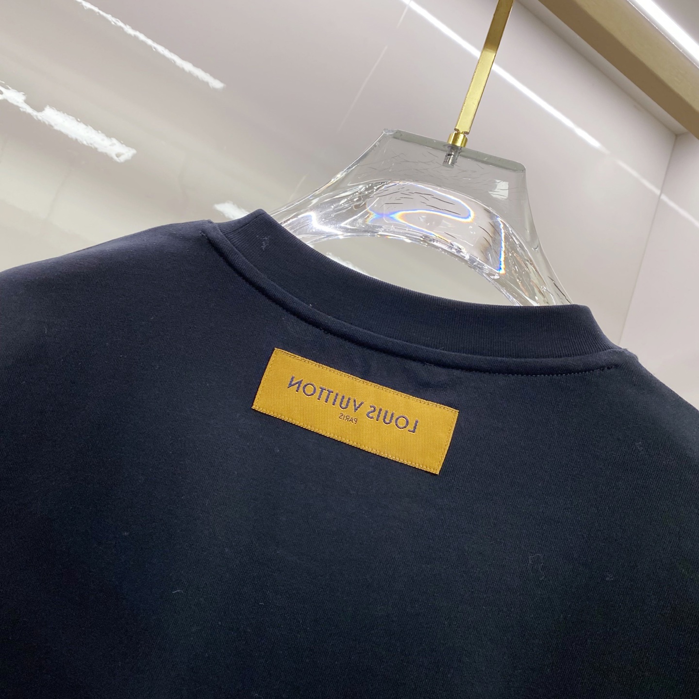 LV 2026ss 春夏新款首发专柜最新款短袖圆领T恤 高端订制 设计前卫时尚！品牌logo重工艺设计 