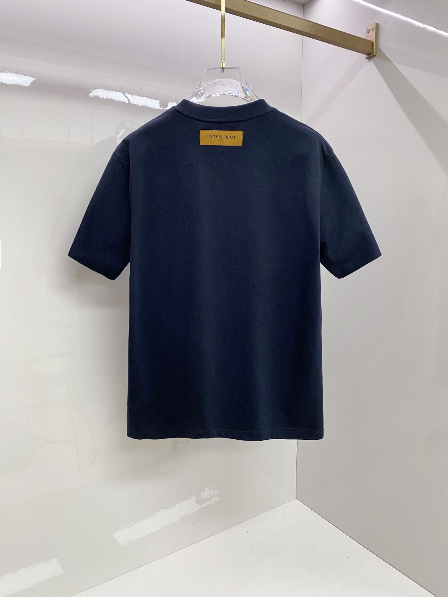 LV 2026ss 春夏新款首发专柜最新款短袖圆领T恤 高端订制 设计前卫时尚！品牌logo重工艺设计 