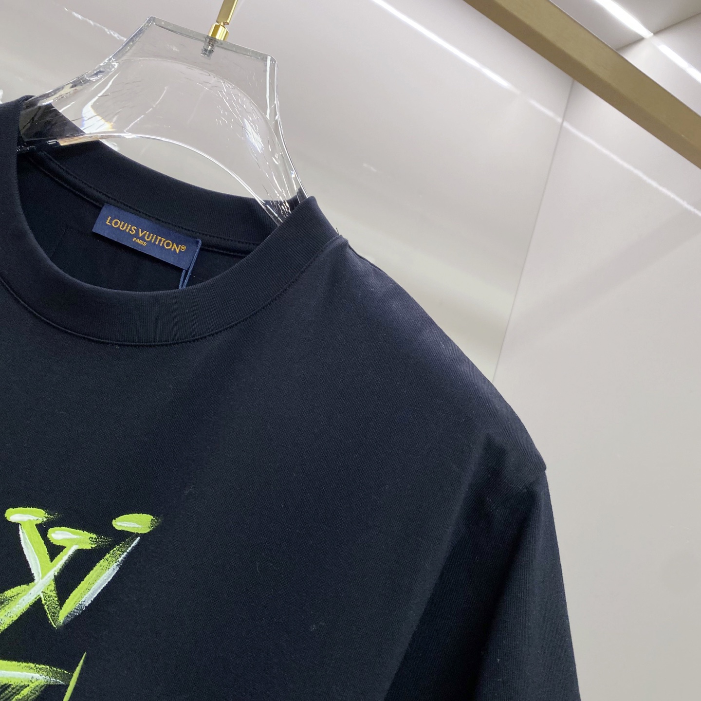 LV 2026ss 春夏新款首发专柜最新款短袖圆领T恤 高端订制 设计前卫时尚！品牌logo重工艺设计 