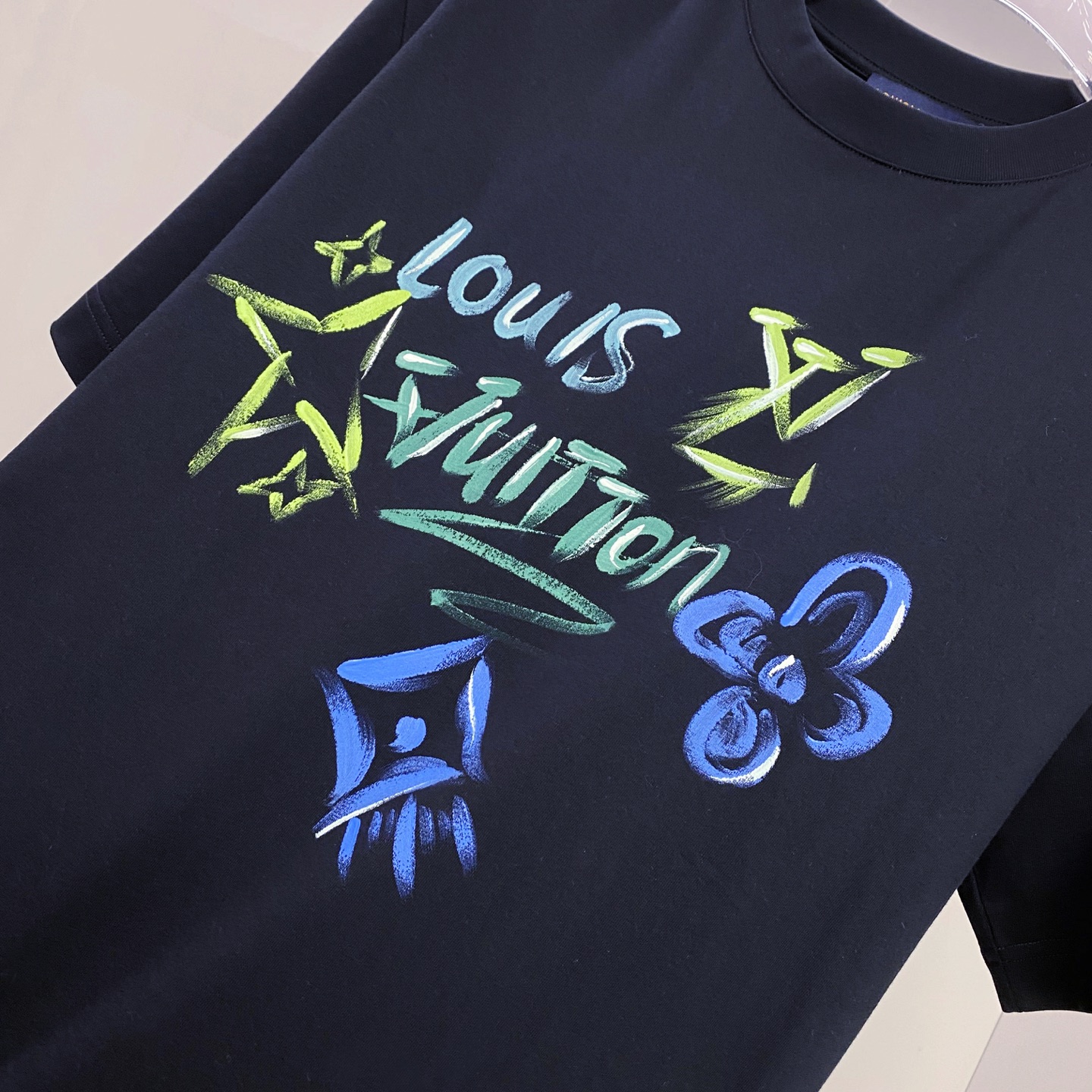 LV 2026ss 春夏新款首发专柜最新款短袖圆领T恤 高端订制 设计前卫时尚！品牌logo重工艺设计 