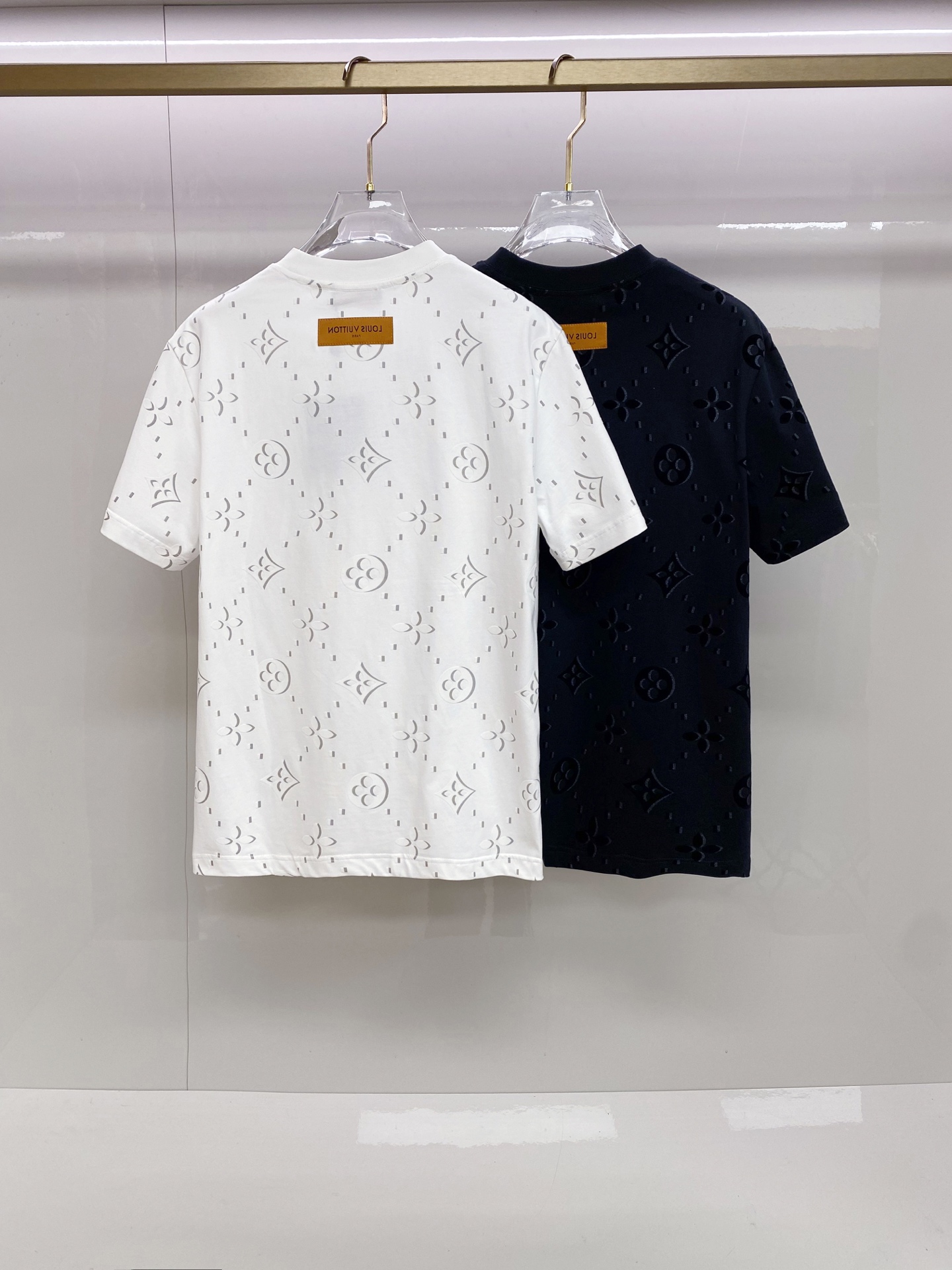 LV 2026ss 春夏新款首发专柜最新款短袖圆领T恤 高端订制 设计前卫时尚！品牌logo重工艺设计 