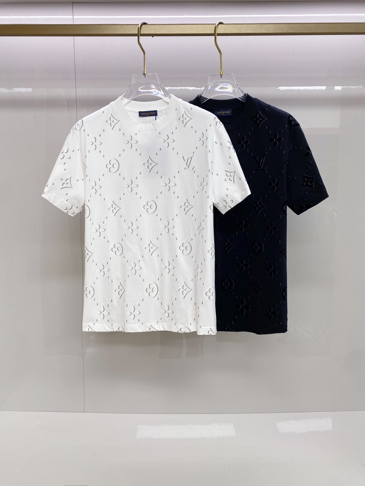 LV 2026ss 春夏新款首发专柜最新款短袖圆领T恤 高端订制 设计前卫时尚！品牌logo重工艺设计 