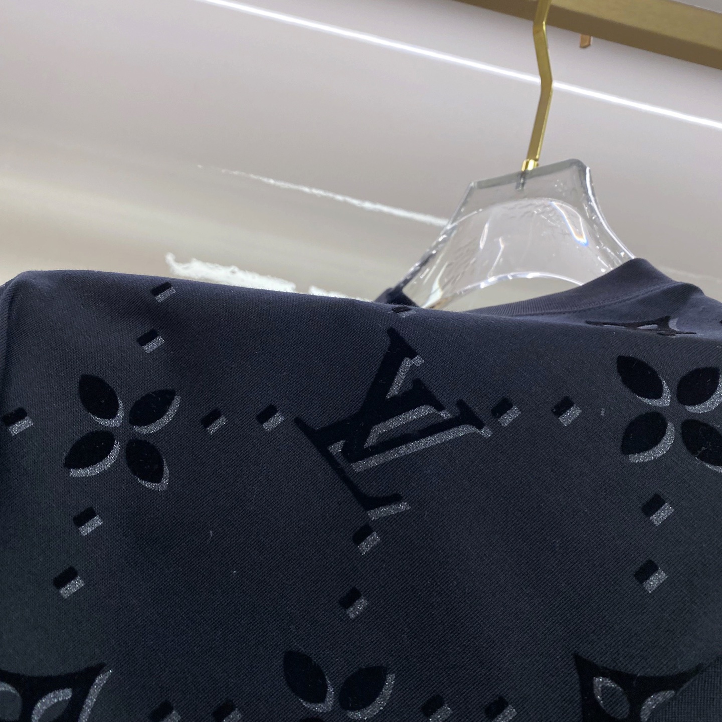 LV 2026ss 春夏新款首发专柜最新款短袖圆领T恤 高端订制 设计前卫时尚！品牌logo重工艺设计 