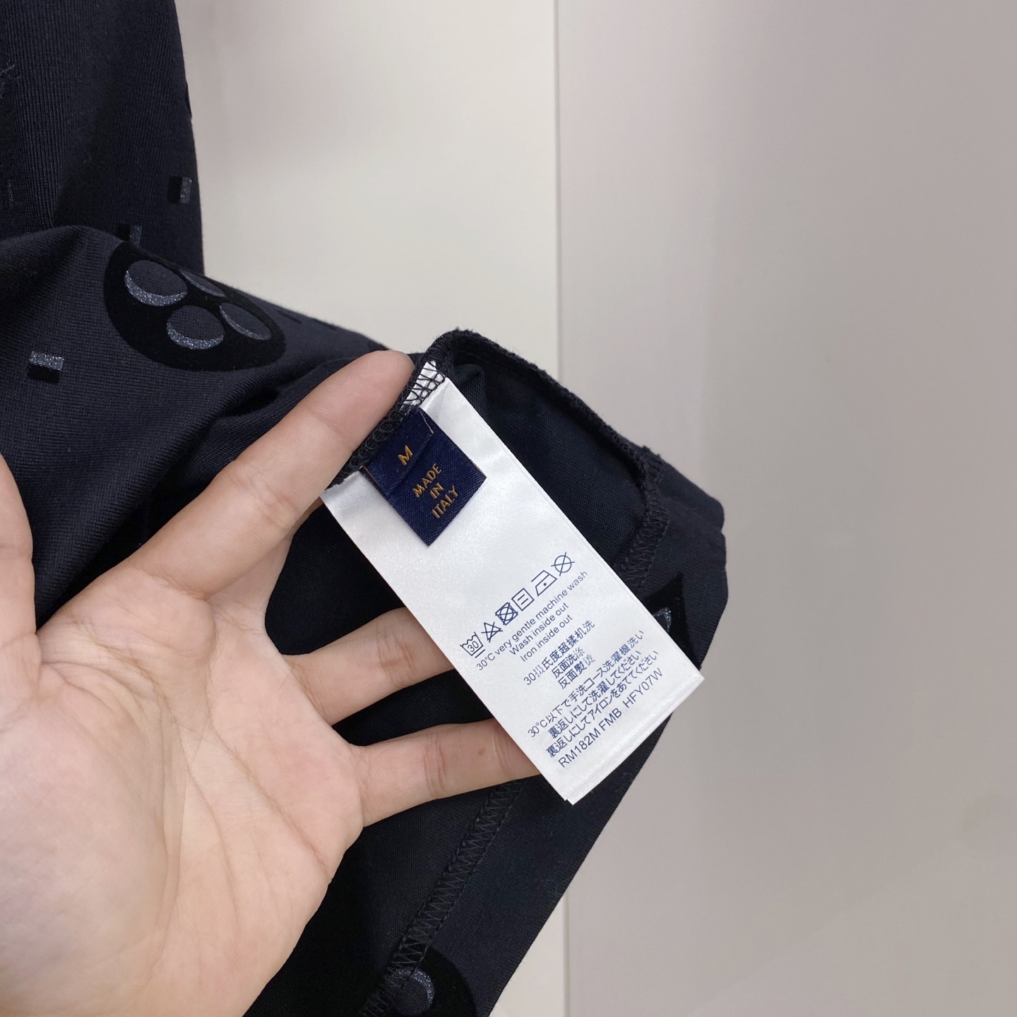 LV 2026ss 春夏新款首发专柜最新款短袖圆领T恤 高端订制 设计前卫时尚！品牌logo重工艺设计 