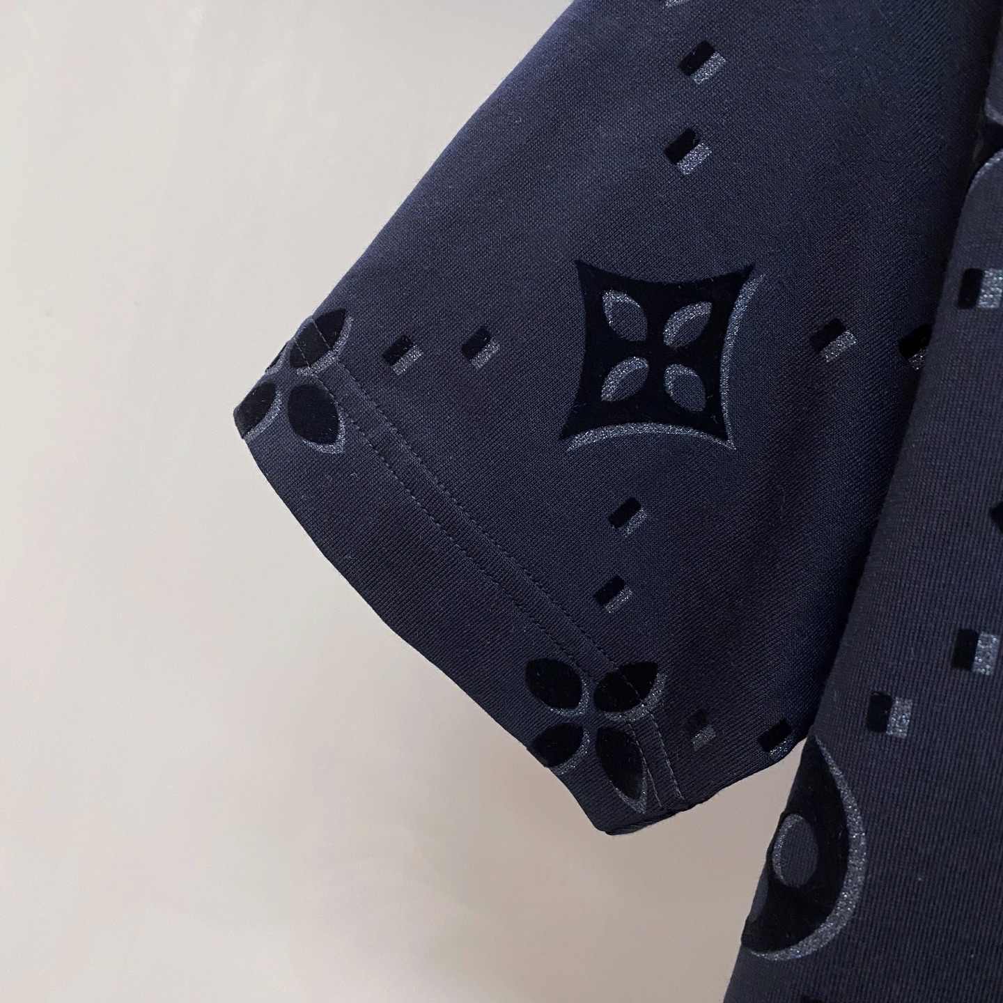 LV 2026ss 春夏新款首发专柜最新款短袖圆领T恤 高端订制 设计前卫时尚！品牌logo重工艺设计 