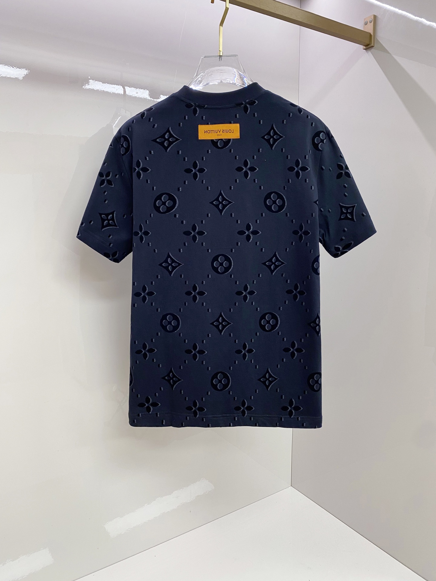 LV 2026ss 春夏新款首发专柜最新款短袖圆领T恤 高端订制 设计前卫时尚！品牌logo重工艺设计 