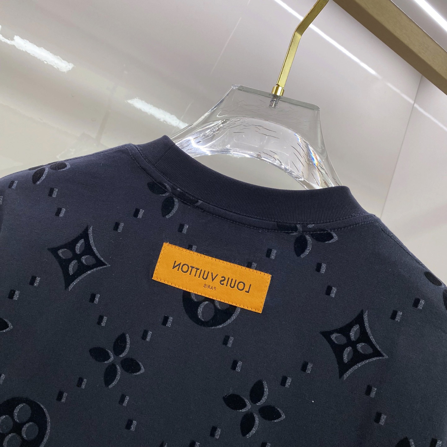 LV 2026ss 春夏新款首发专柜最新款短袖圆领T恤 高端订制 设计前卫时尚！品牌logo重工艺设计 