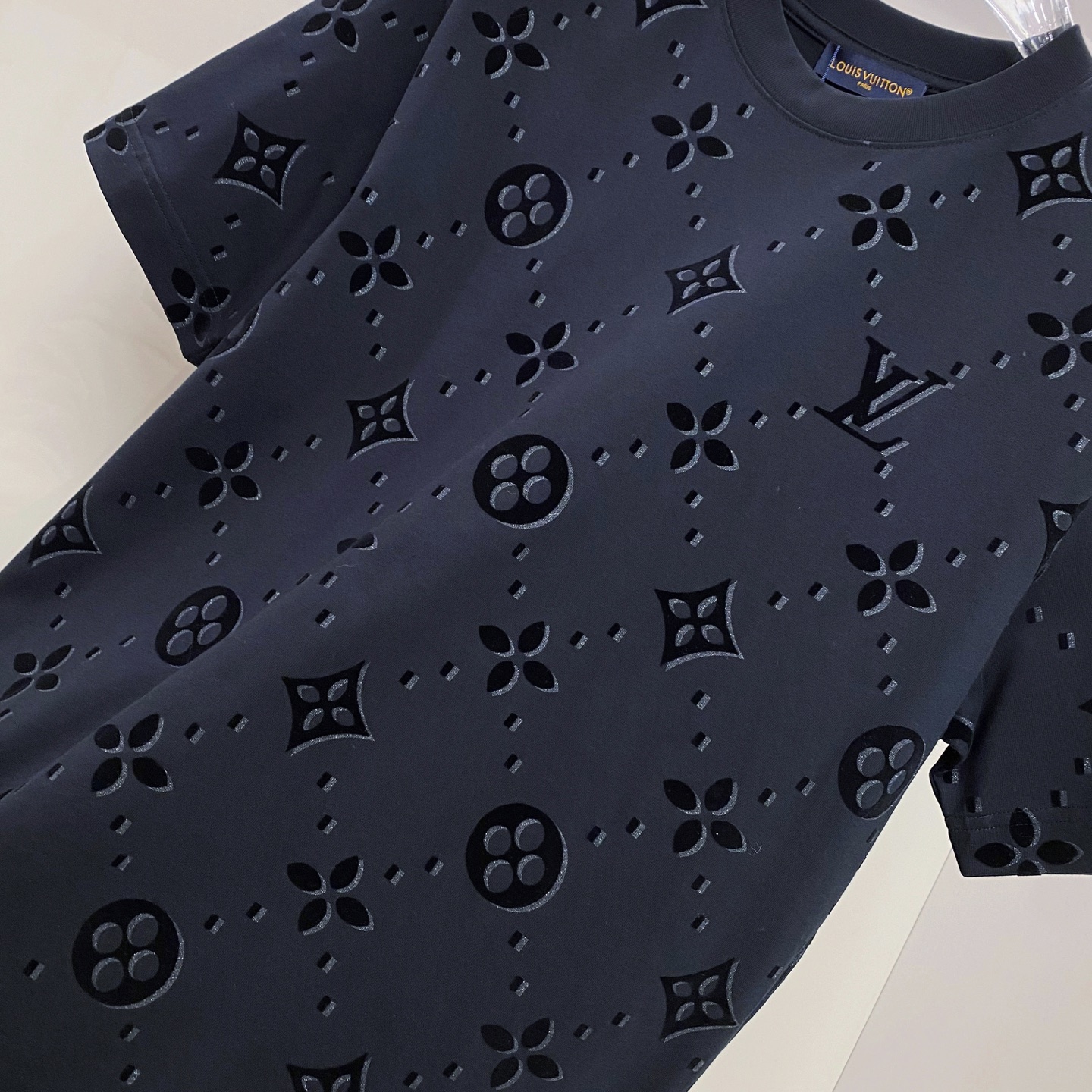 LV 2026ss 春夏新款首发专柜最新款短袖圆领T恤 高端订制 设计前卫时尚！品牌logo重工艺设计 