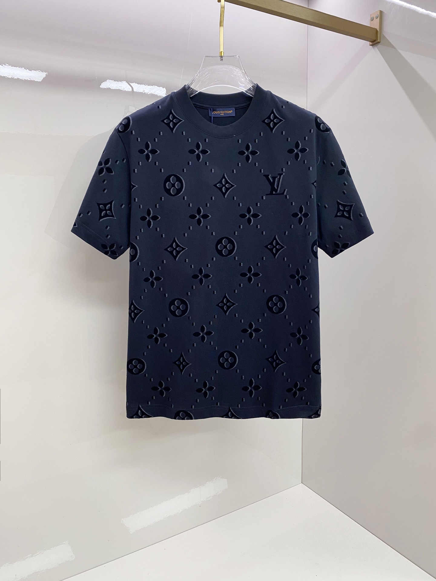 LV 2026ss 春夏新款首发专柜最新款短袖圆领T恤 高端订制 设计前卫时尚！品牌logo重工艺设计 