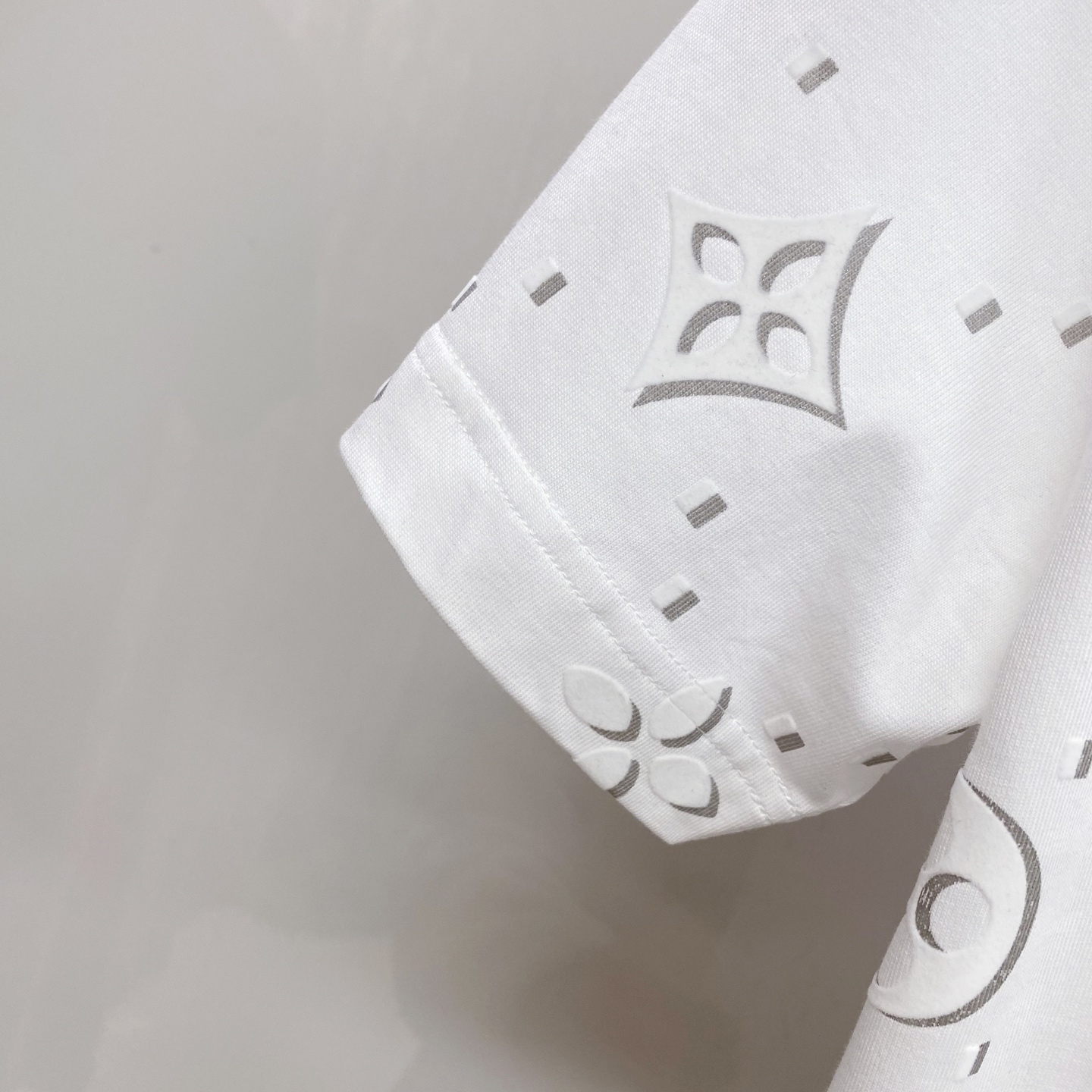 LV 2026ss 春夏新款首发专柜最新款短袖圆领T恤 高端订制 设计前卫时尚！品牌logo重工艺设计 