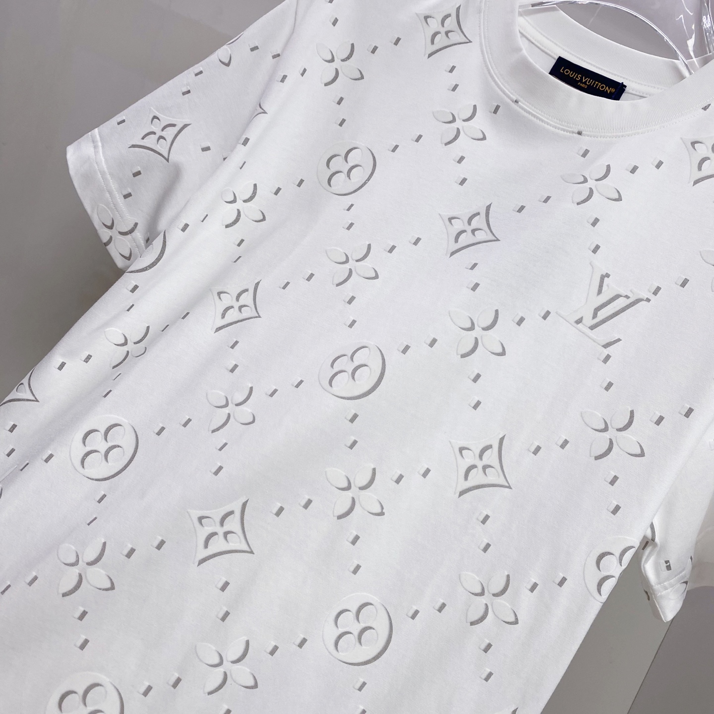 LV 2026ss 春夏新款首发专柜最新款短袖圆领T恤 高端订制 设计前卫时尚！品牌logo重工艺设计 