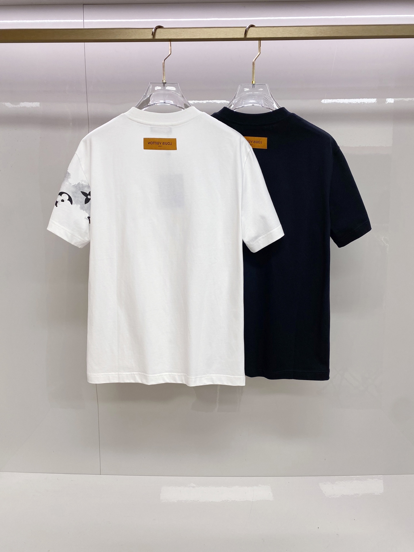 LV 2026ss 春夏新款首发专柜最新款短袖圆领T恤 高端订制 设计前卫时尚！品牌logo重工艺设计 