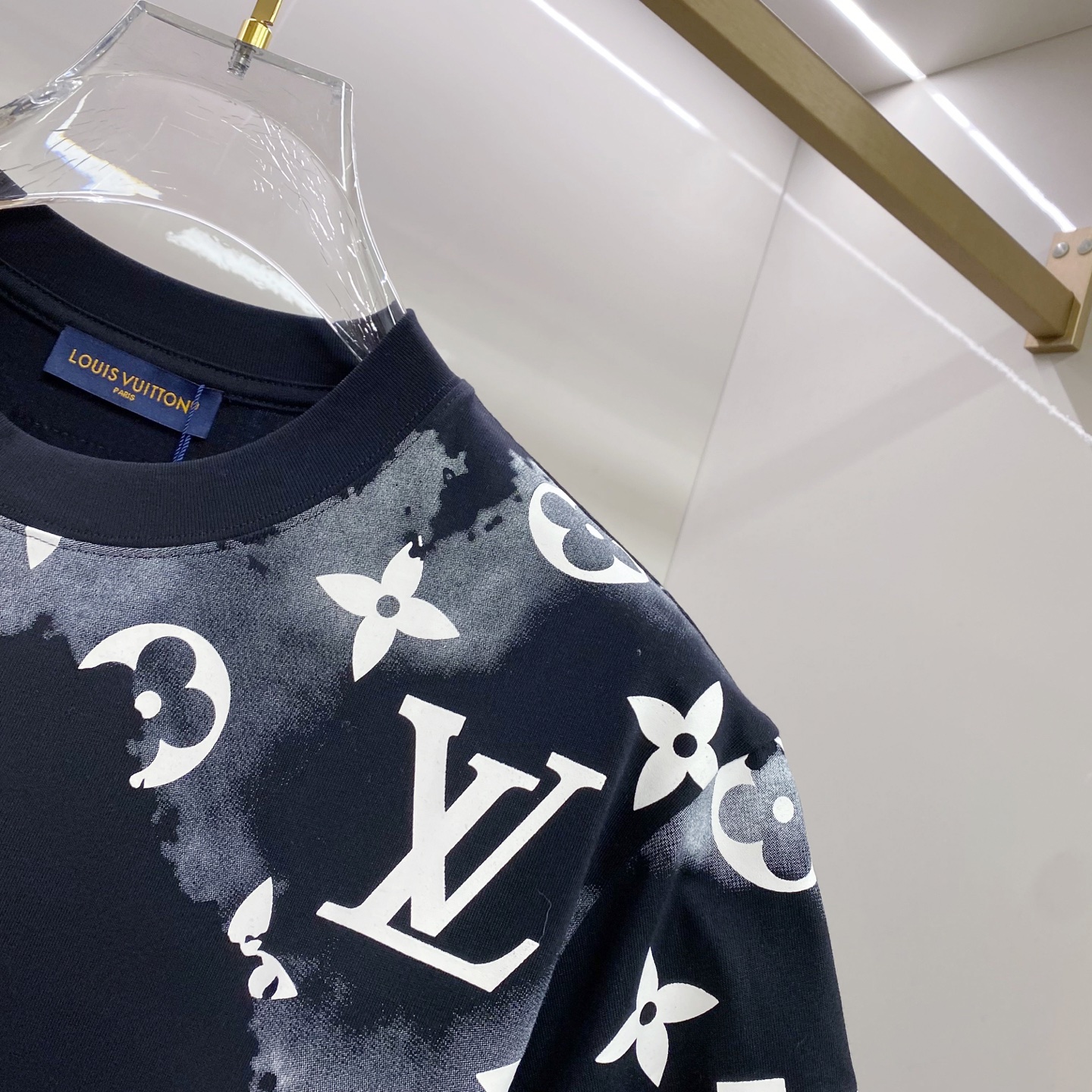 LV 2026ss 春夏新款首发专柜最新款短袖圆领T恤 高端订制 设计前卫时尚！品牌logo重工艺设计 