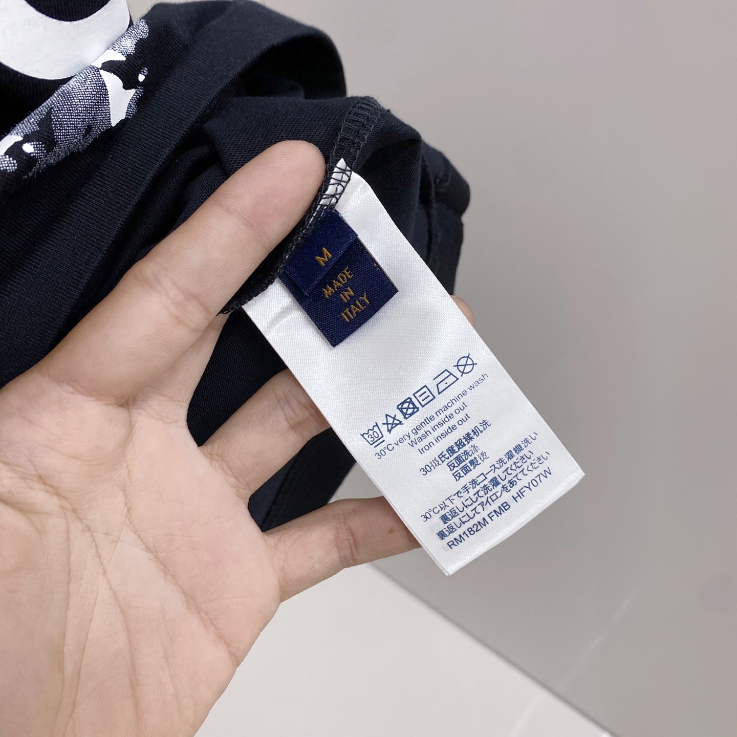 LV 2026ss 春夏新款首发专柜最新款短袖圆领T恤 高端订制 设计前卫时尚！品牌logo重工艺设计 