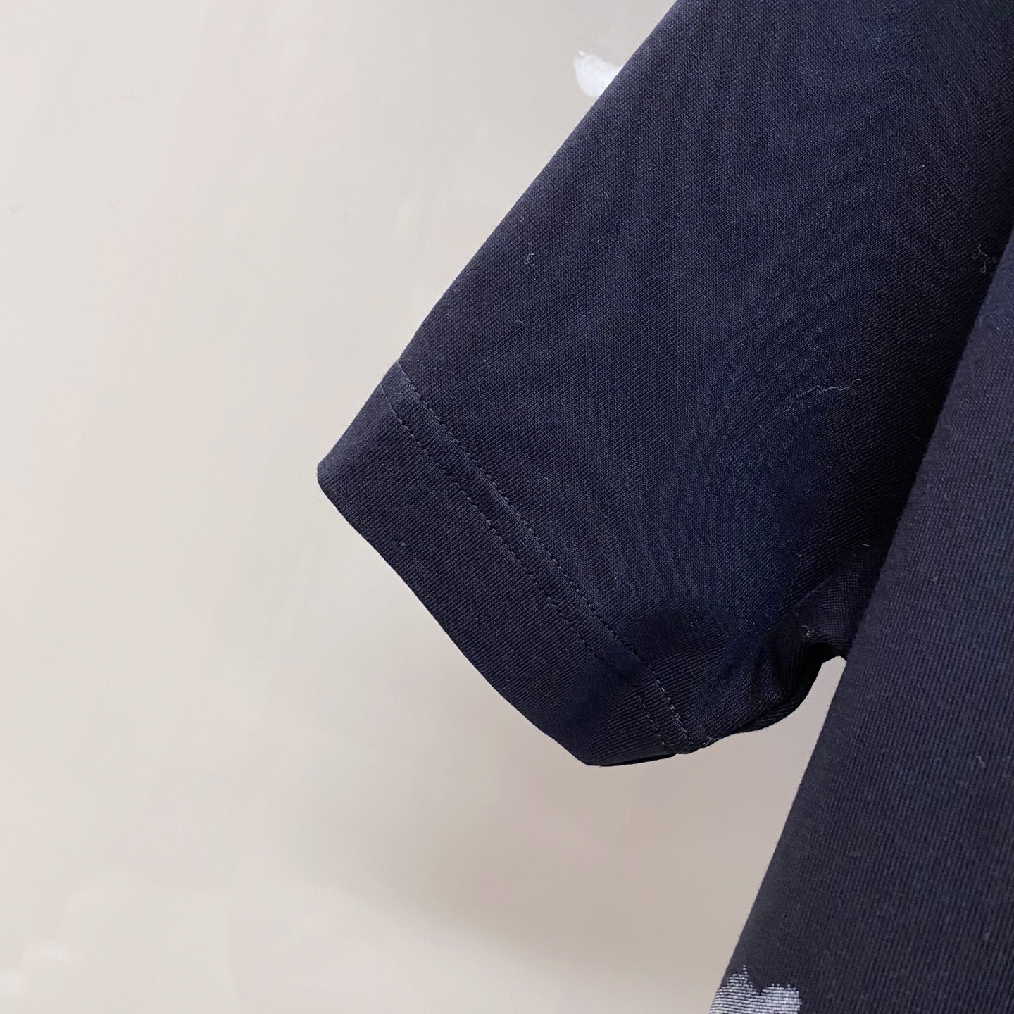 LV 2026ss 春夏新款首发专柜最新款短袖圆领T恤 高端订制 设计前卫时尚！品牌logo重工艺设计 